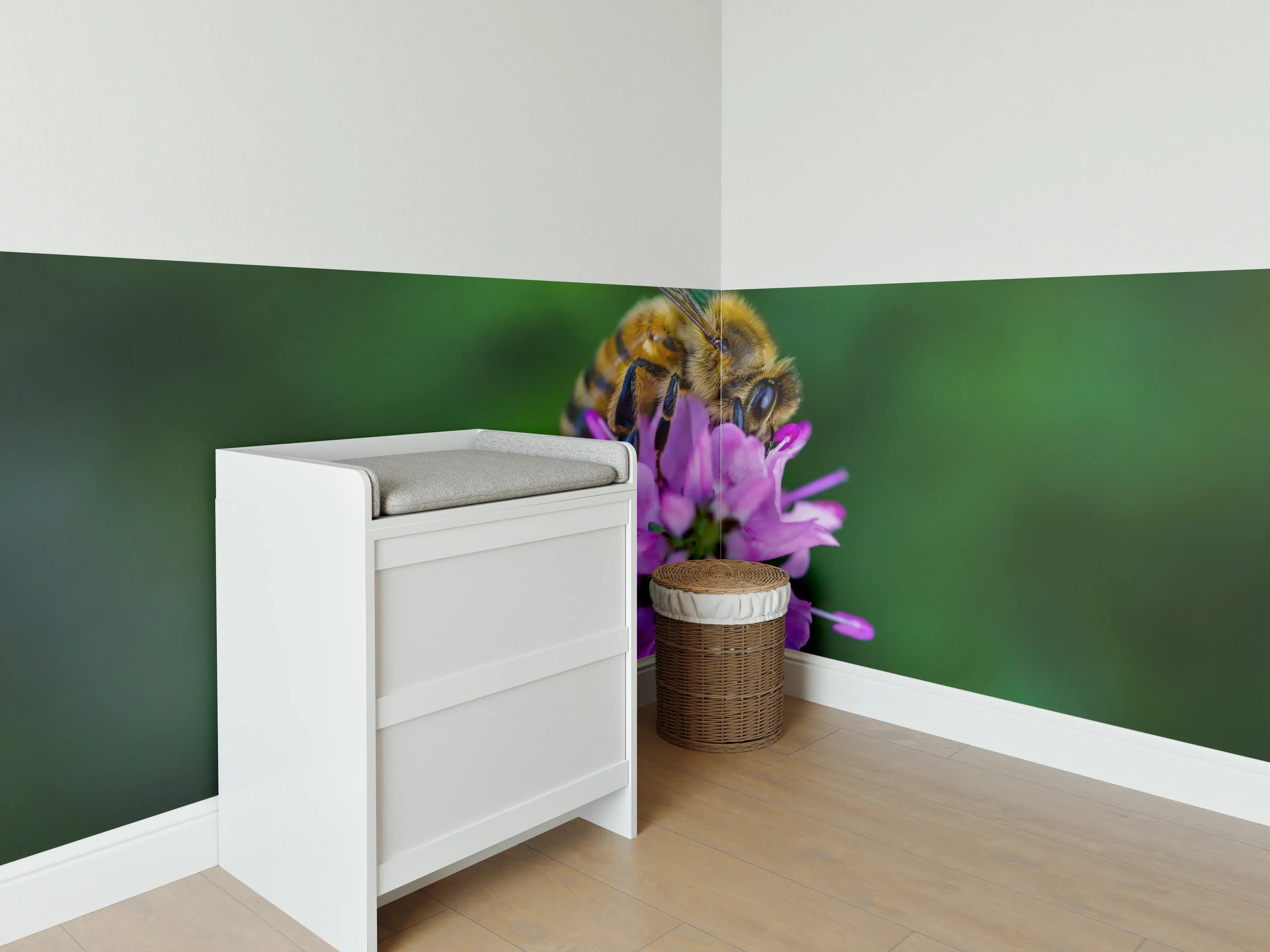 Babyzimmer Wandgestaltung - Biene auf lila Blüte