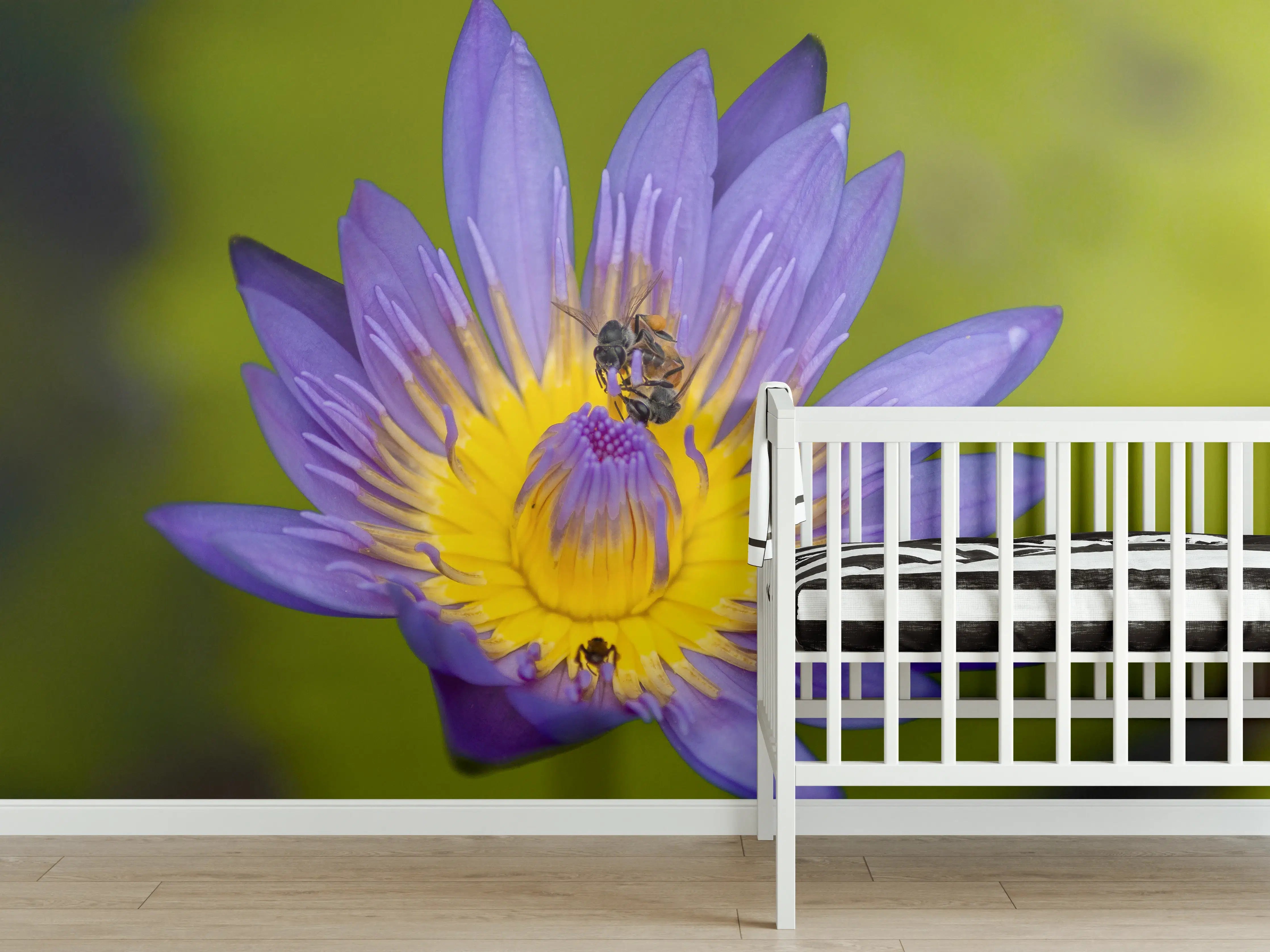 Babyzimmer Wandgestaltung - Biene sammelt Nektar