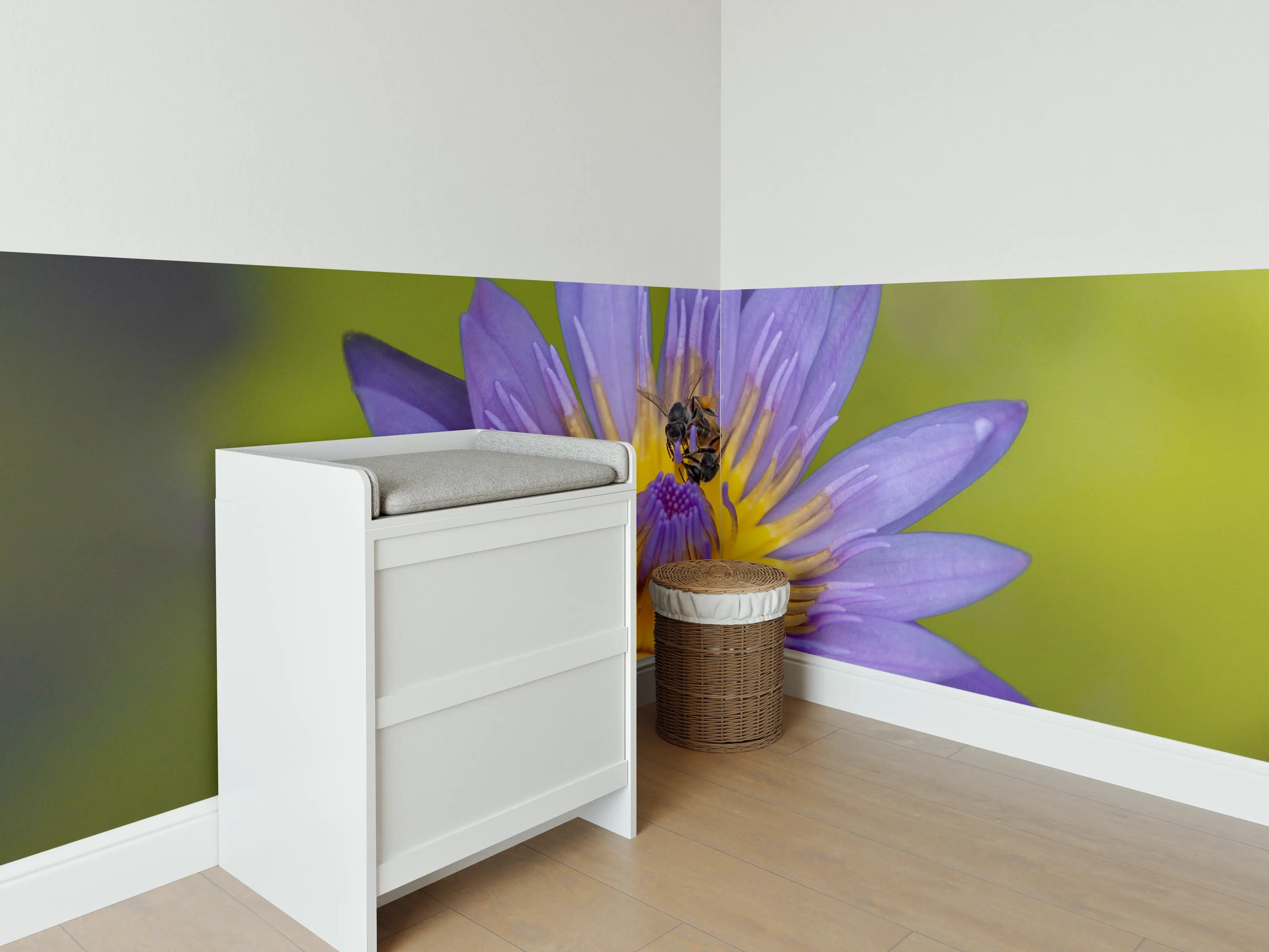 Babyzimmer Wandgestaltung - Biene sammelt Nektar