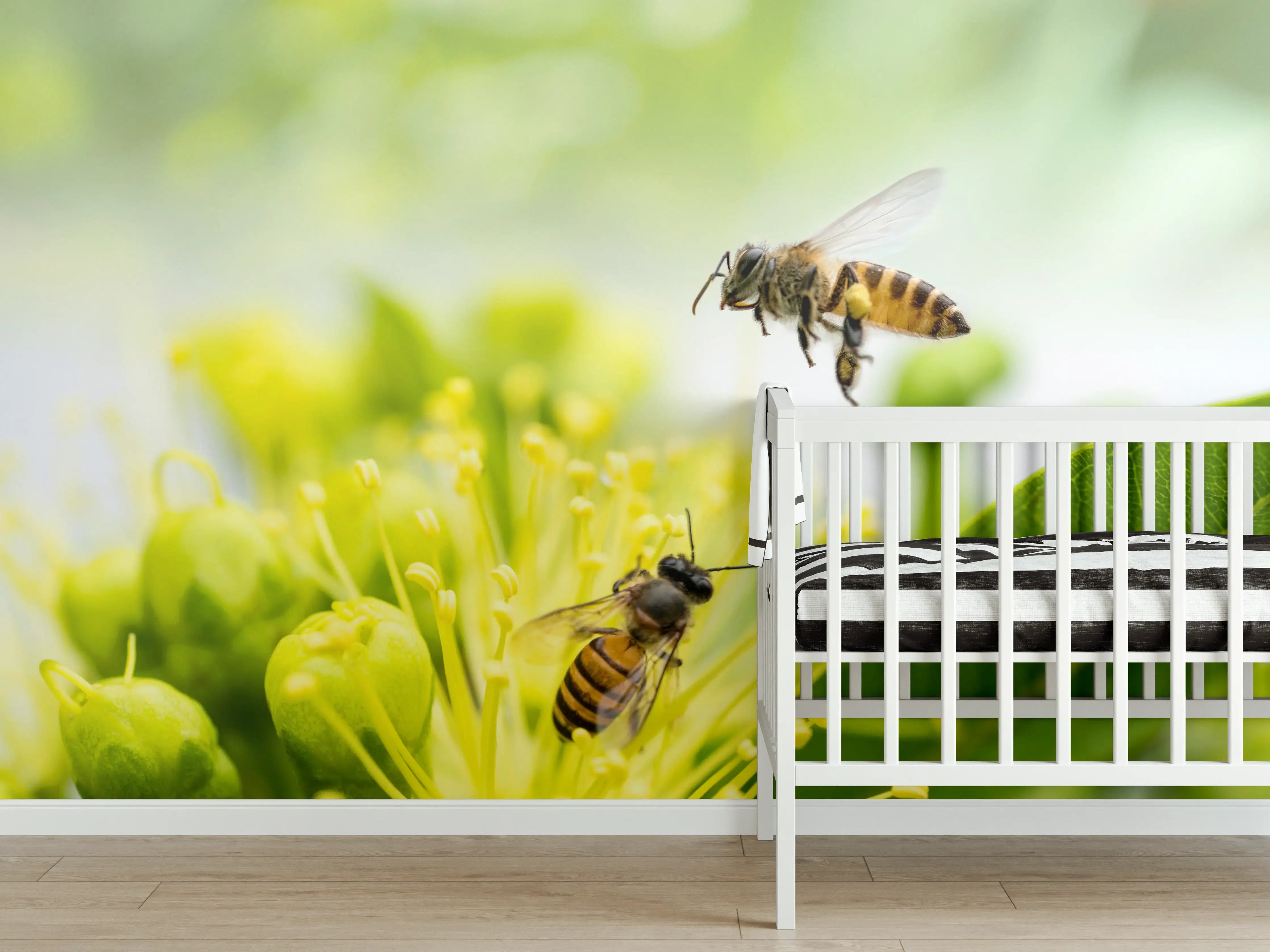 Babyzimmer Wandgestaltung - Biene sammelt Pollen an einer Blüte
