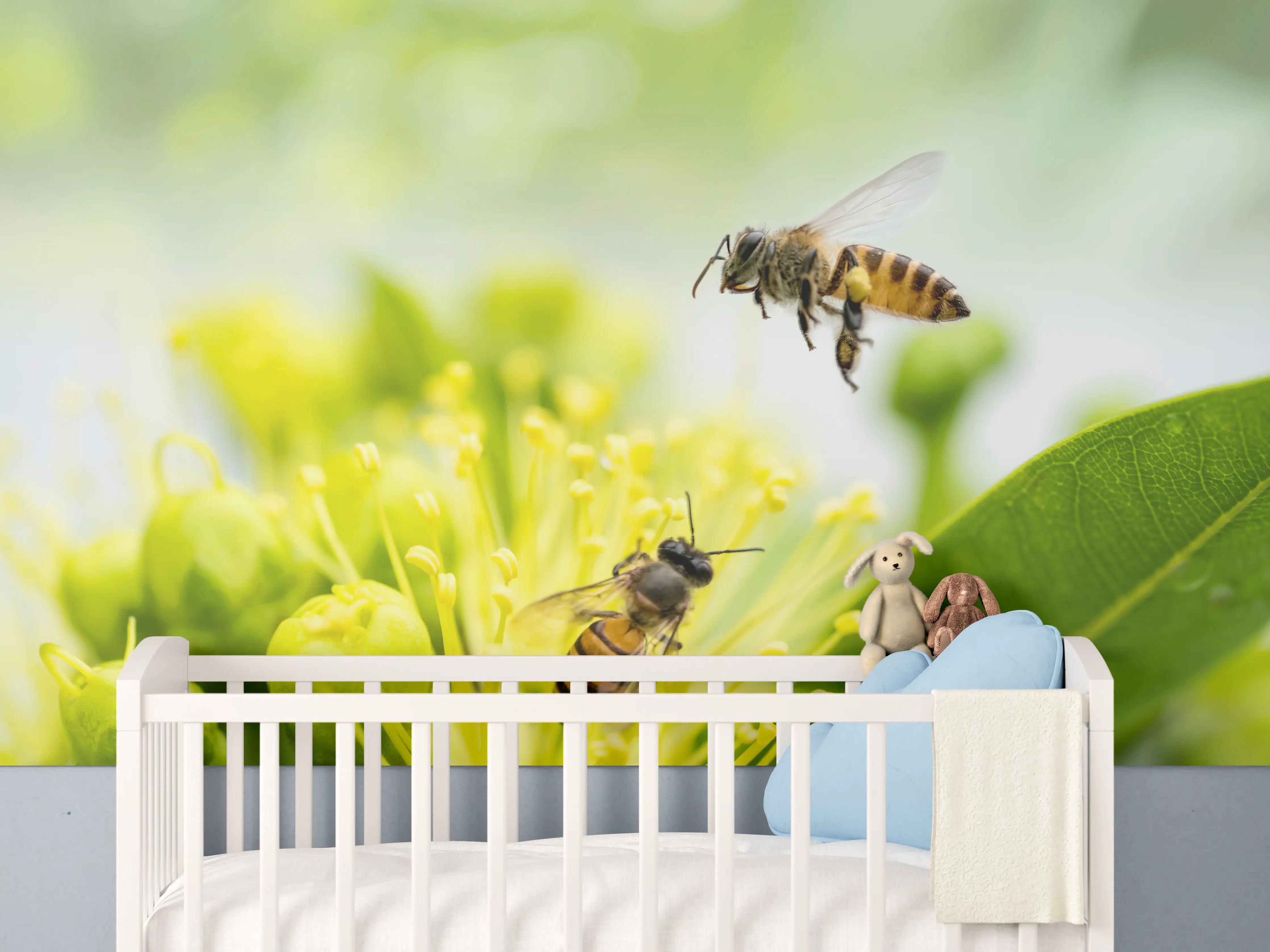 Babyzimmer Wandgestaltung - Biene sammelt Pollen an einer Blüte
