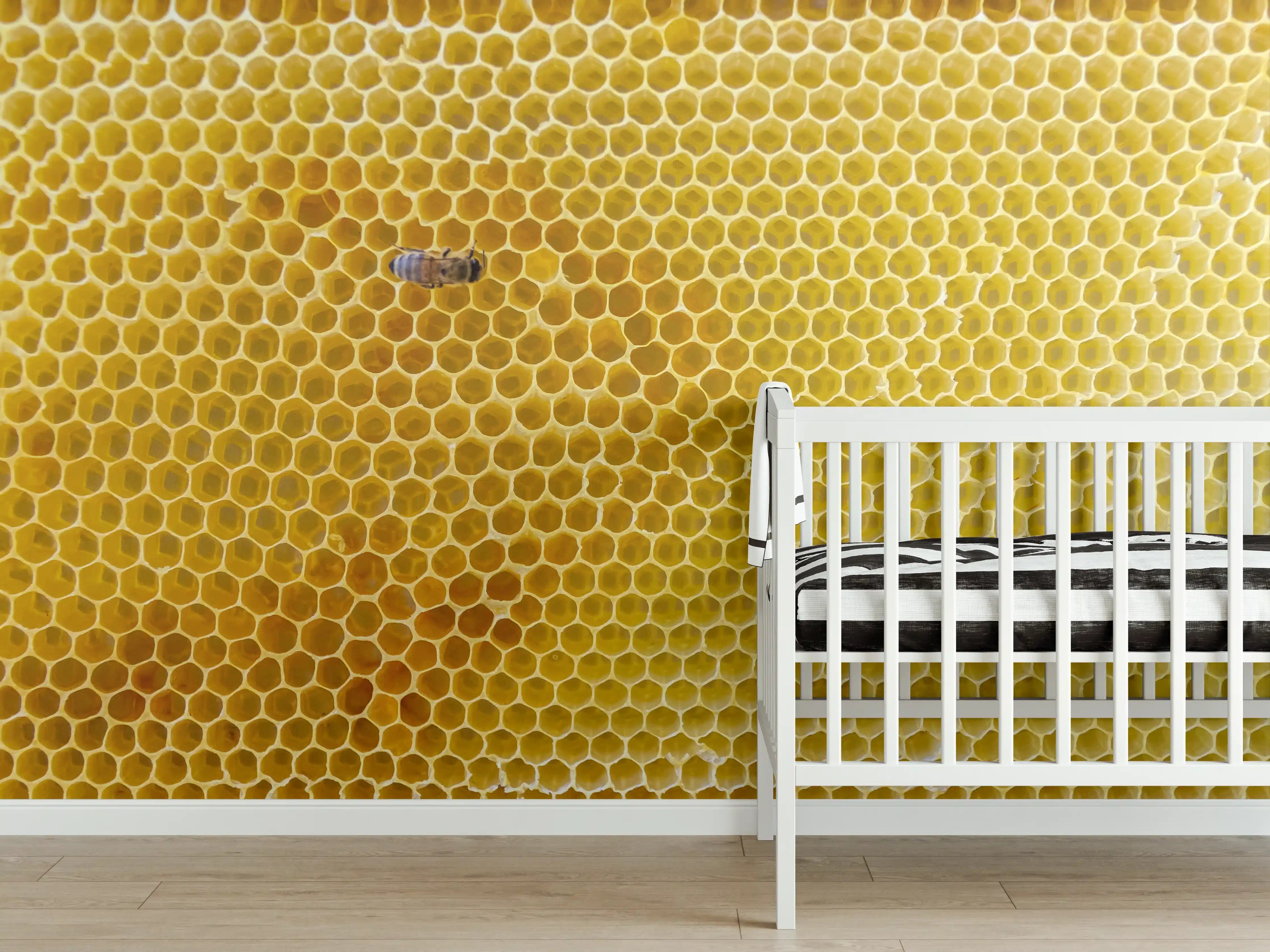 Babyzimmer Wandgestaltung - Bienen auf Honigwaben im Sonnenlicht