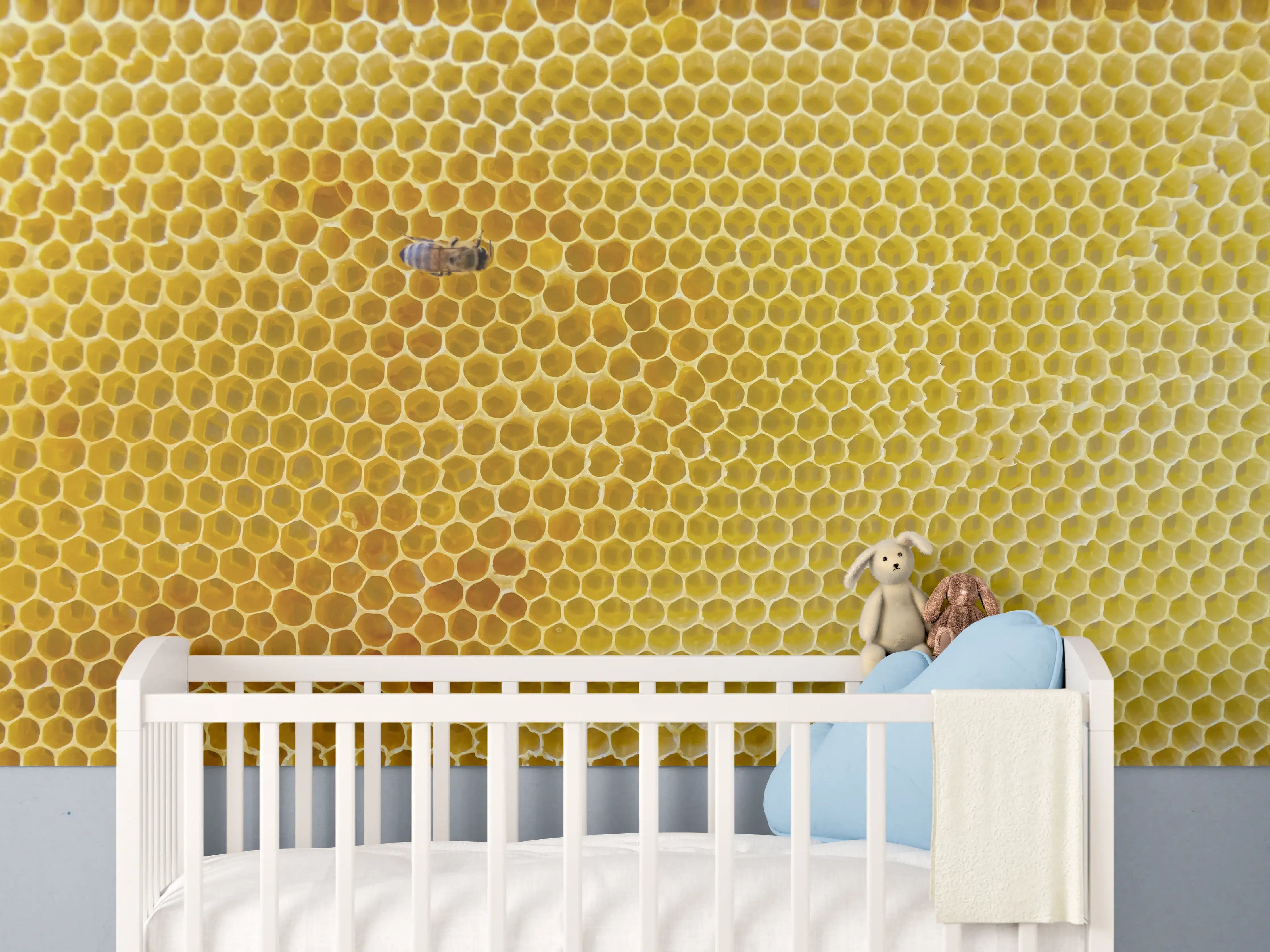 Babyzimmer Wandgestaltung - Bienen auf Honigwaben im Sonnenlicht