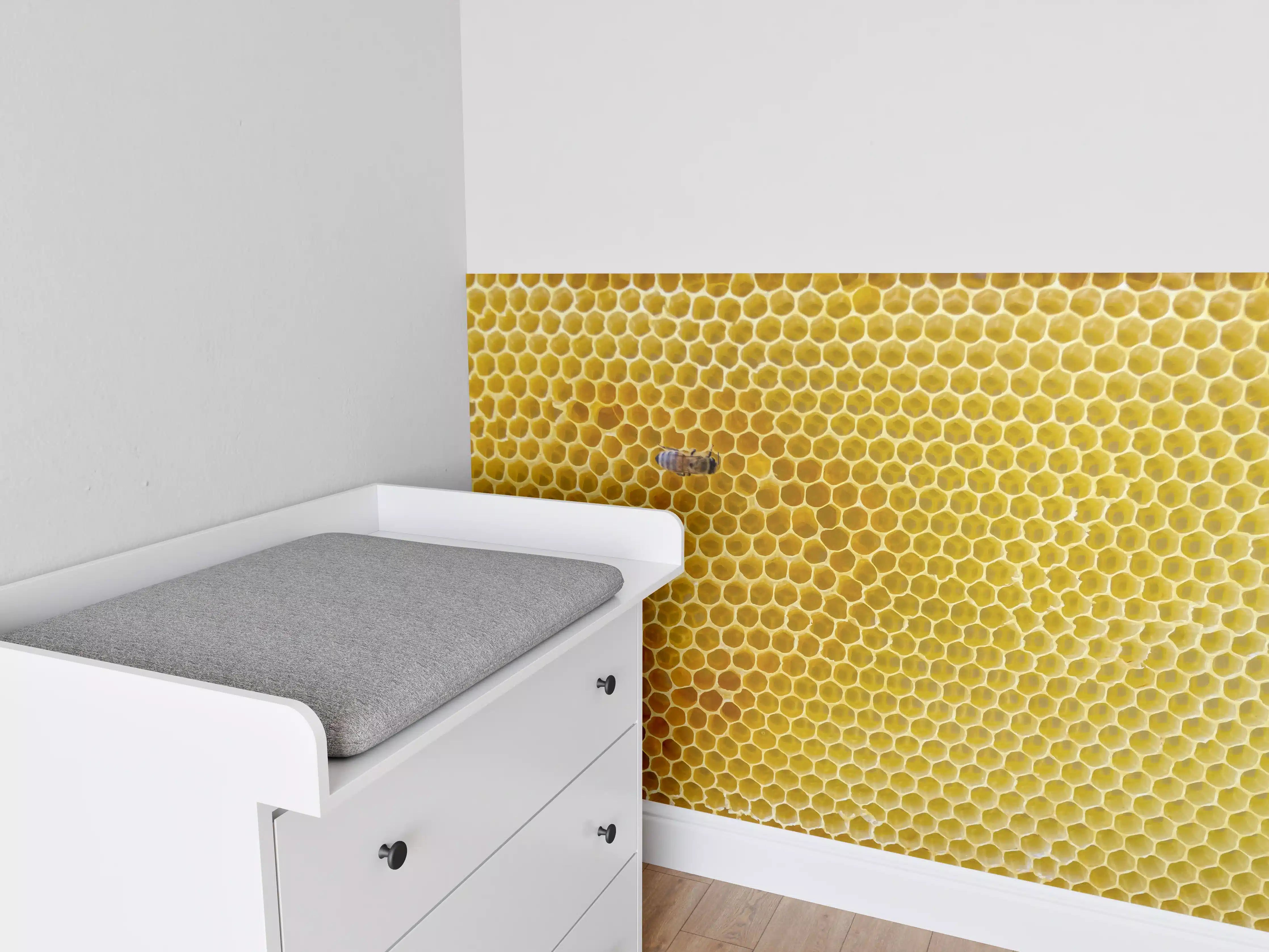 Babyzimmer Wandgestaltung - Bienen auf Honigwaben im Sonnenlicht