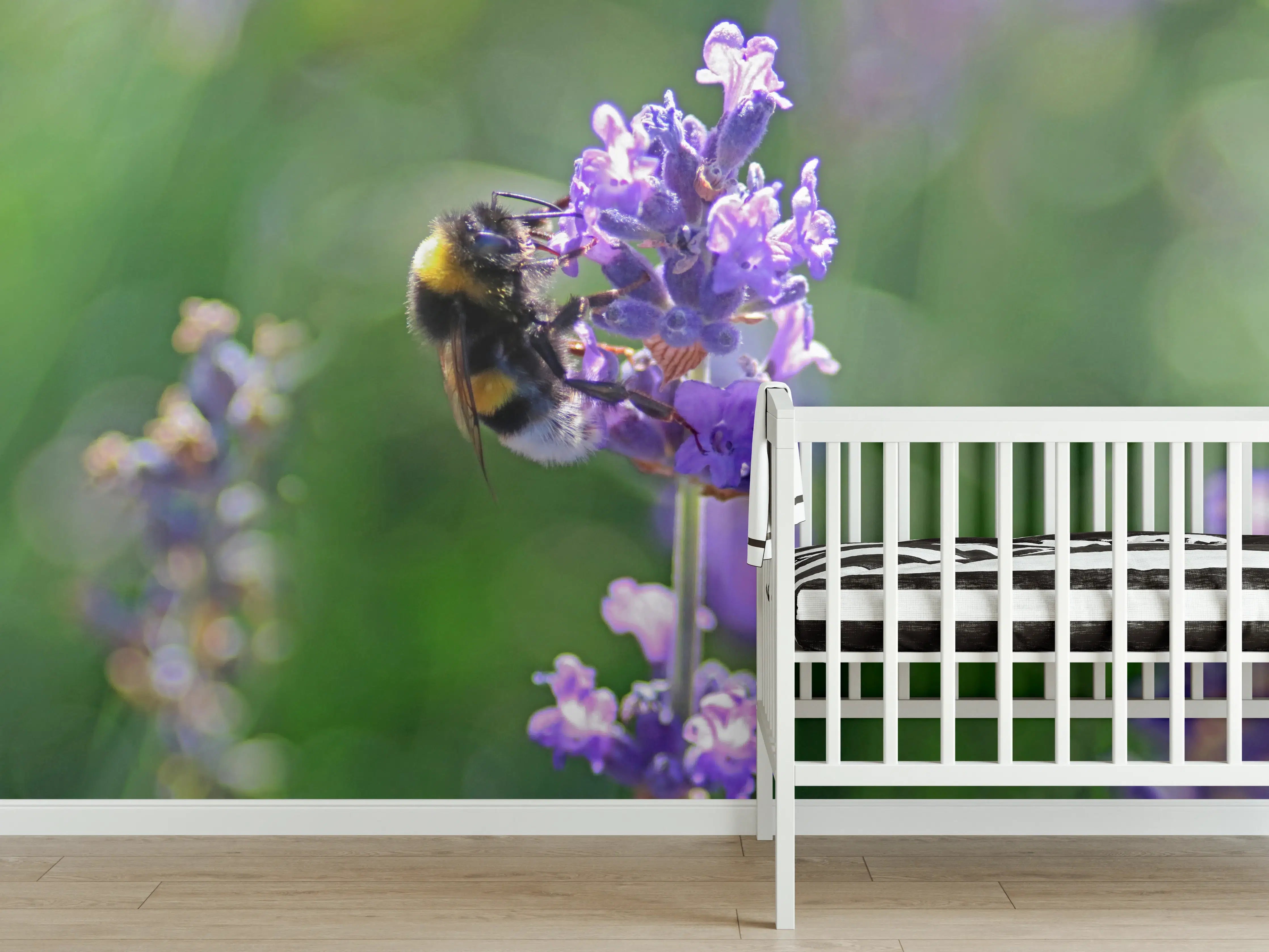 Babyzimmer Wandgestaltung - Bienen auf Lavendel im Grünen