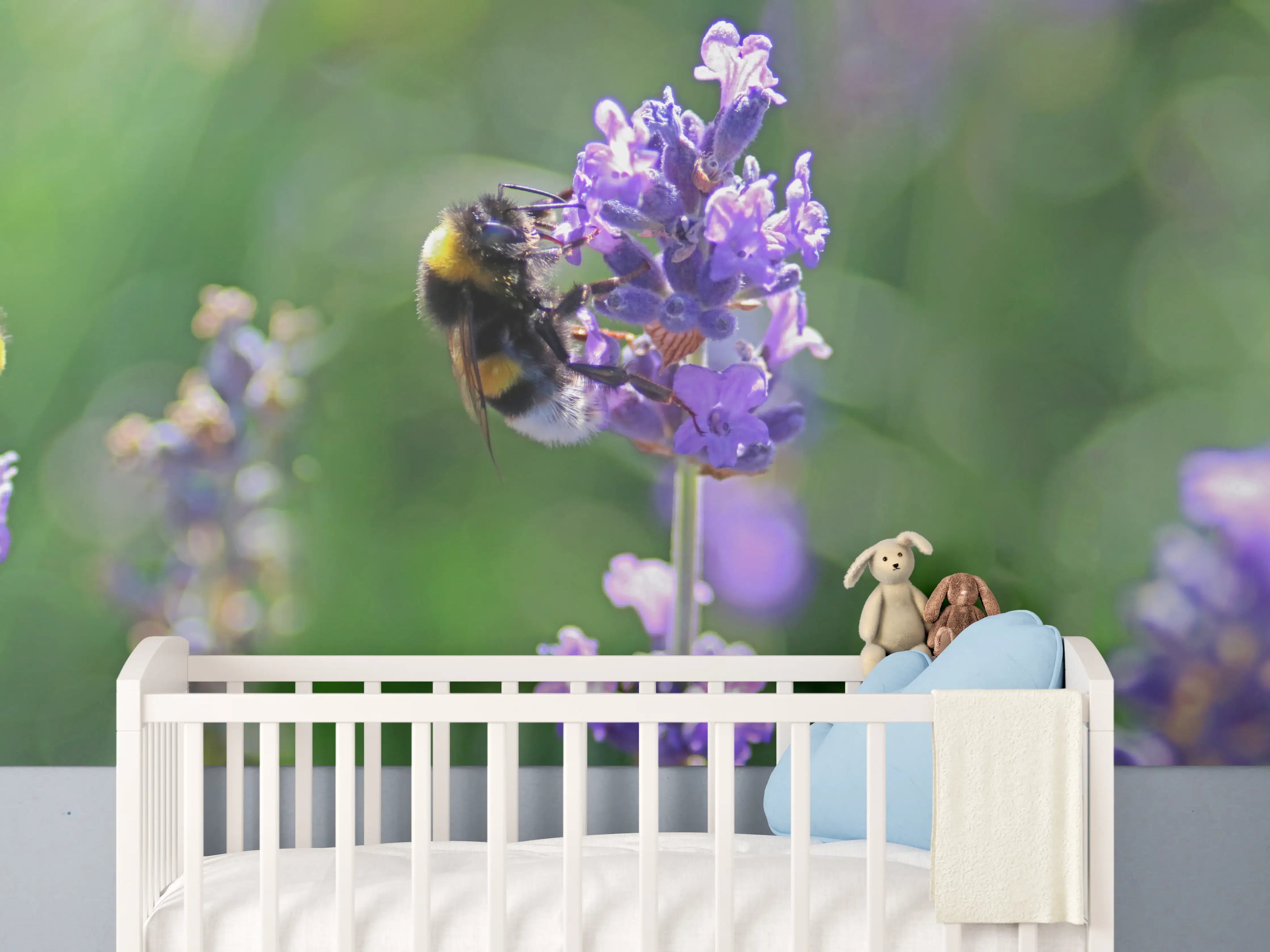 Babyzimmer Wandgestaltung - Bienen auf Lavendel im Grünen