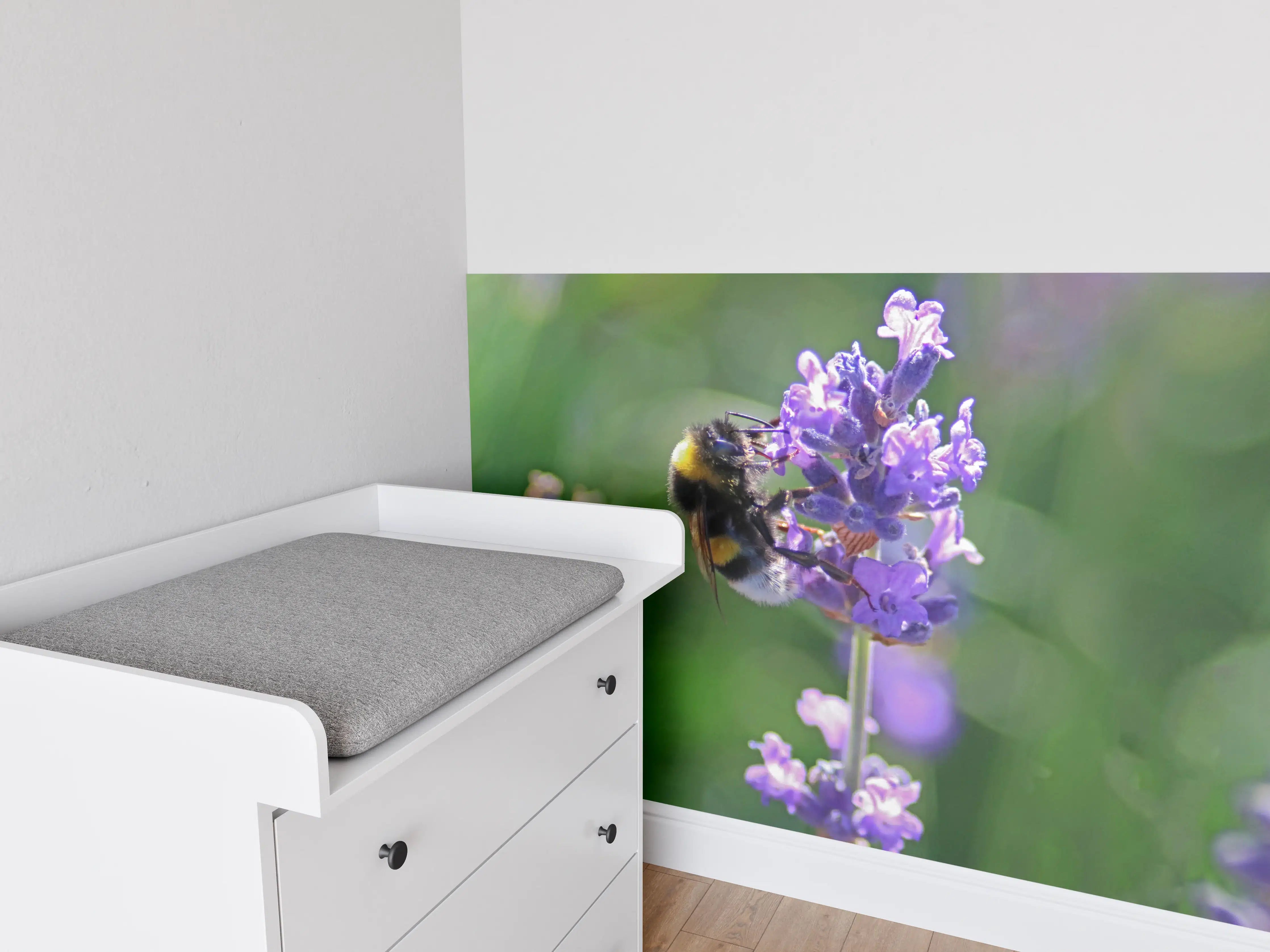 Babyzimmer Wandgestaltung - Bienen auf Lavendel im Grünen