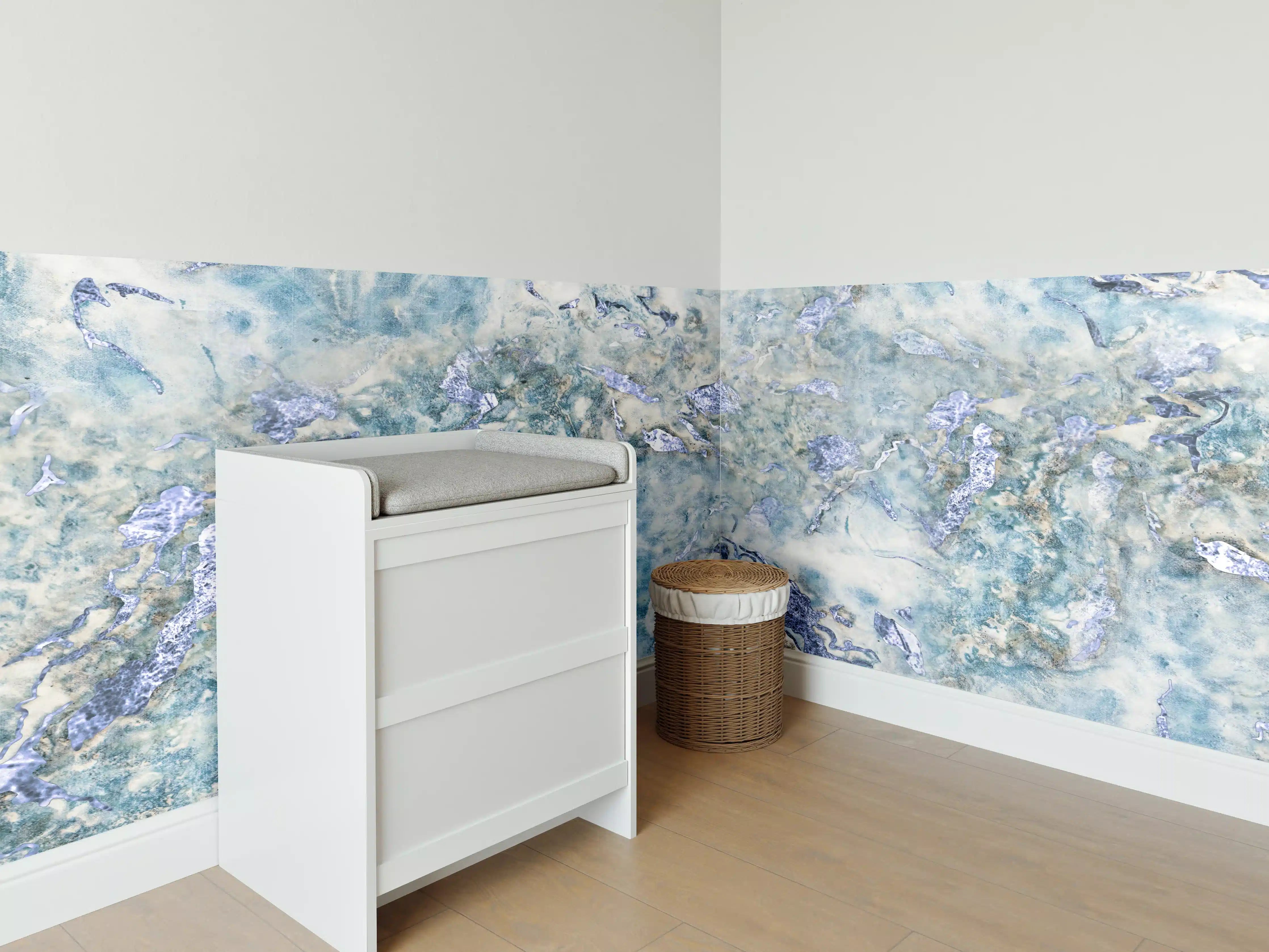 Babyzimmer Wandgestaltung - Bläulich beiger Marmor
