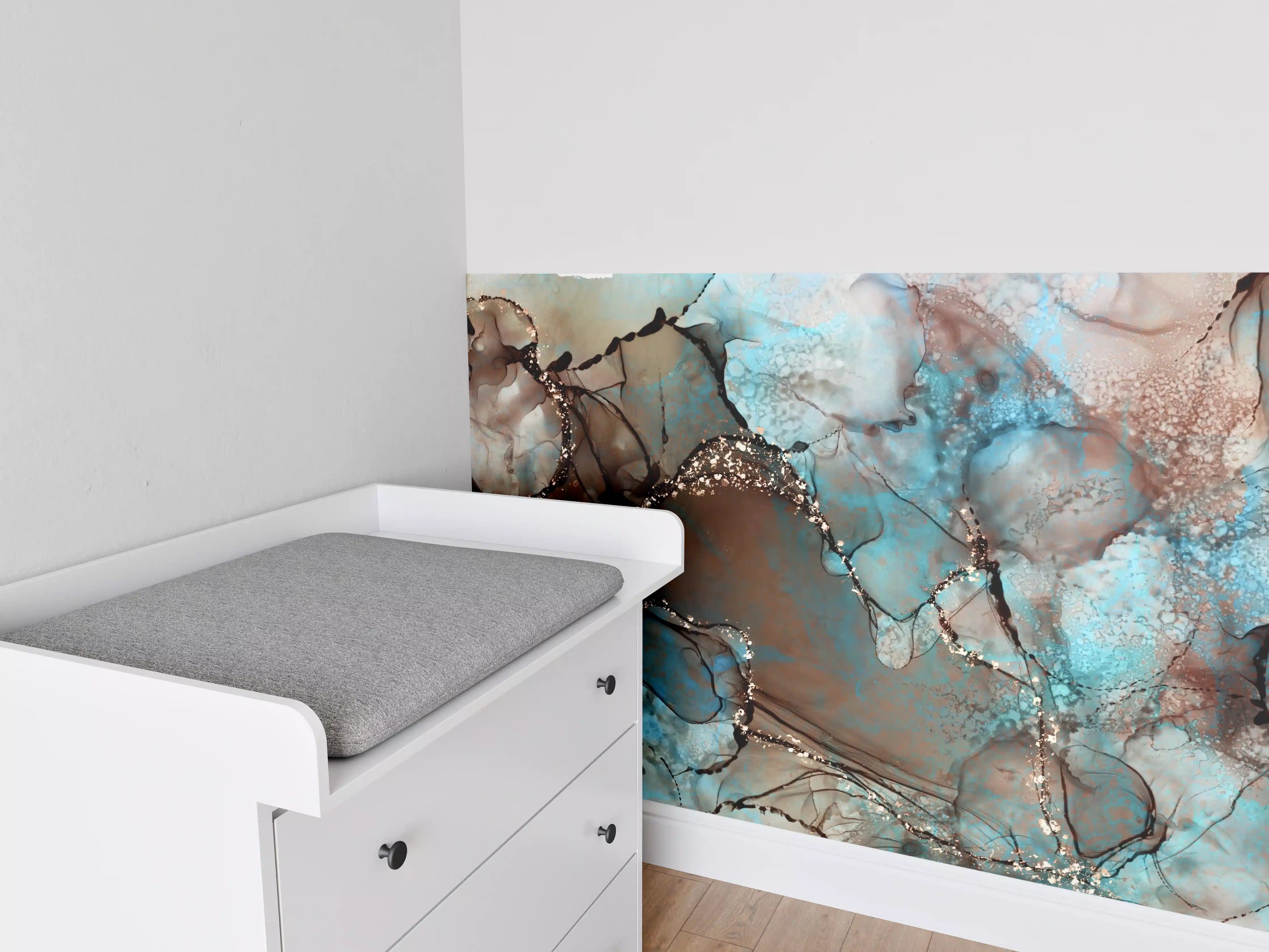 Babyzimmer Wandgestaltung - Bläulich flüssige Tinte mit Goldelementen