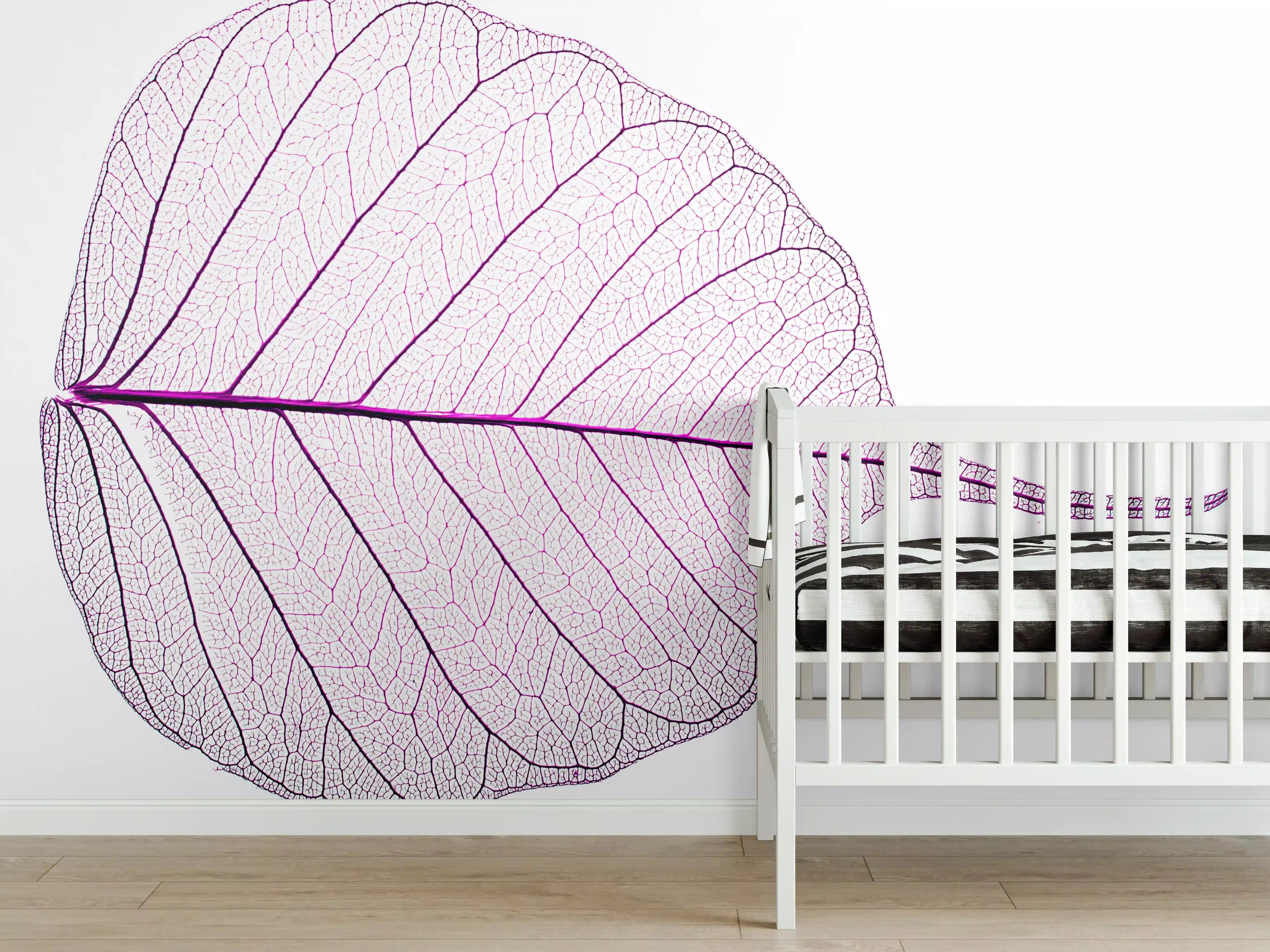 Babyzimmer Wandgestaltung - Blattstruktur Weiß Lila Filigran