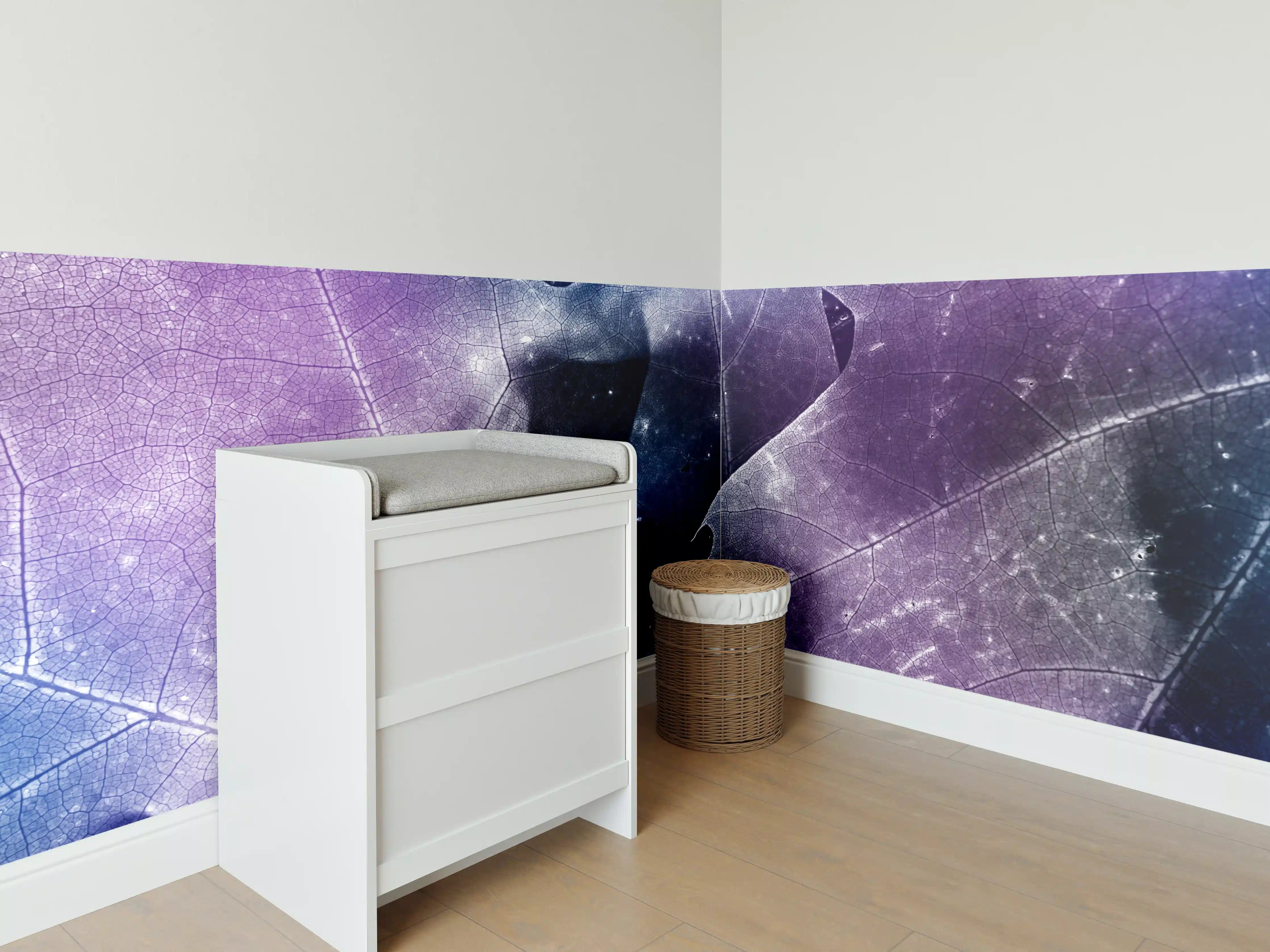 Babyzimmer Wandgestaltung - Blau-Lila Blättertextur