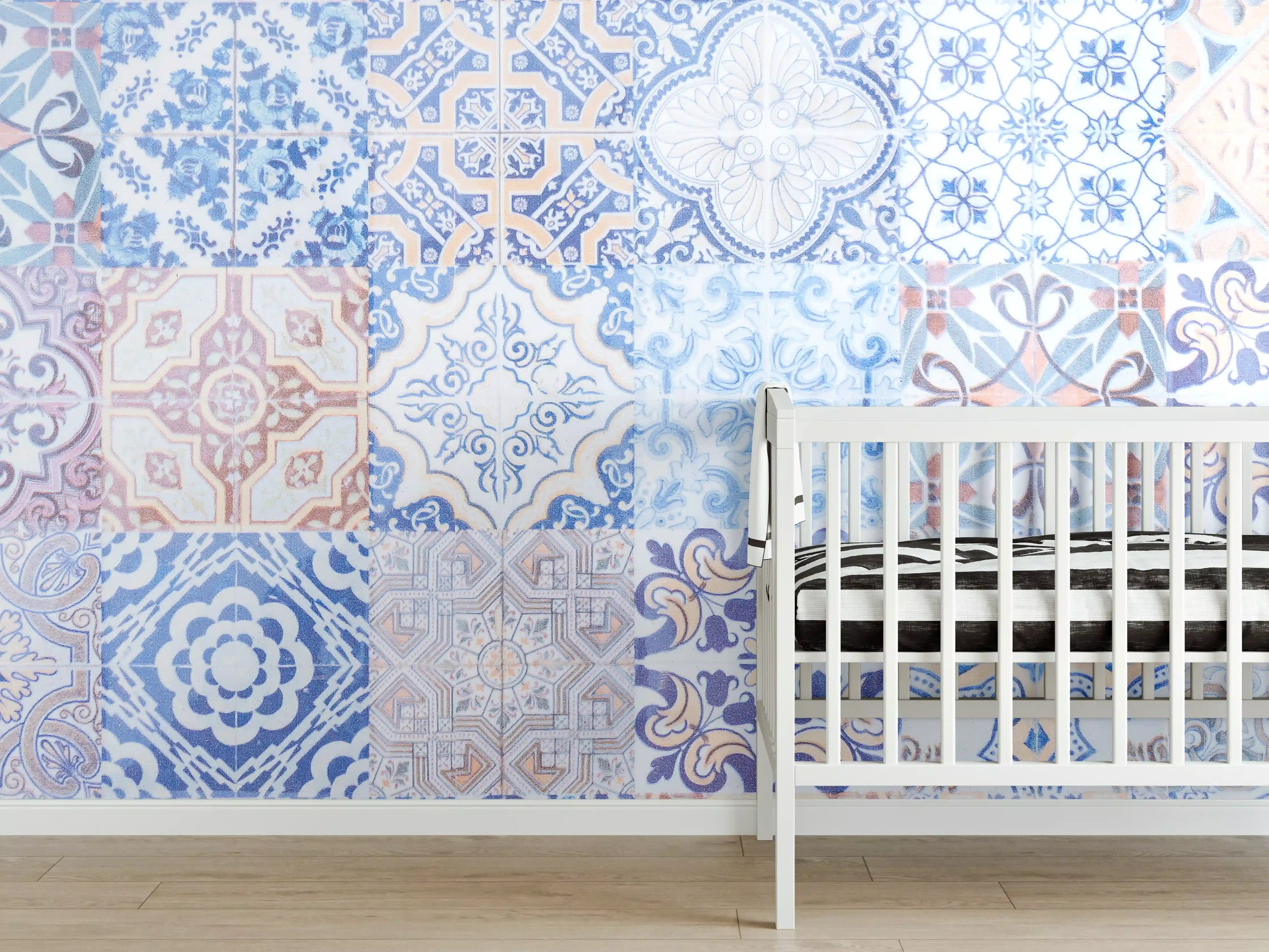 Babyzimmer Wandgestaltung - Blau-Weiße Fliesenmuster im Vintage-Stil