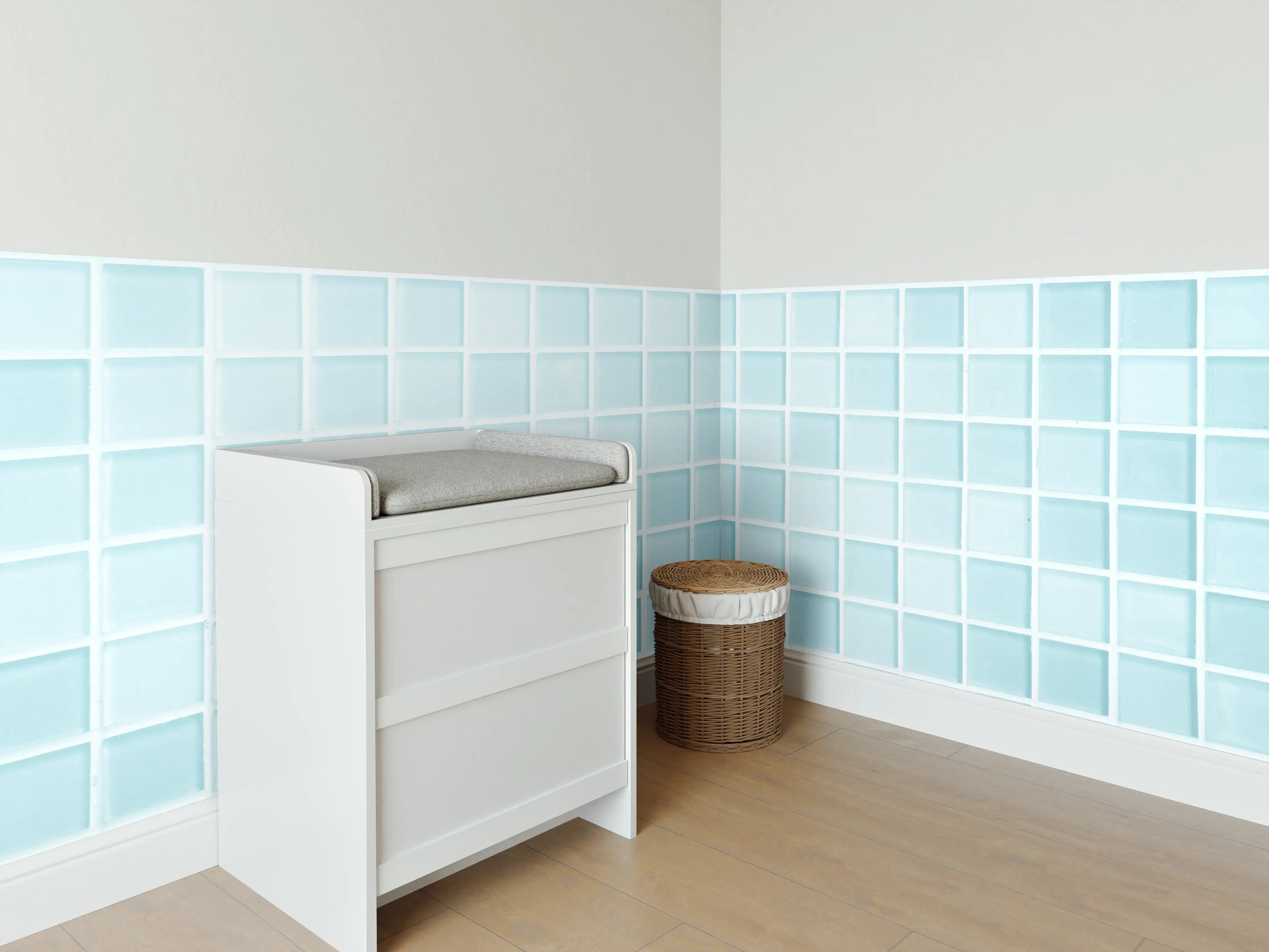 Babyzimmer Wandgestaltung - Blau-Weiße Keramikfliesen
