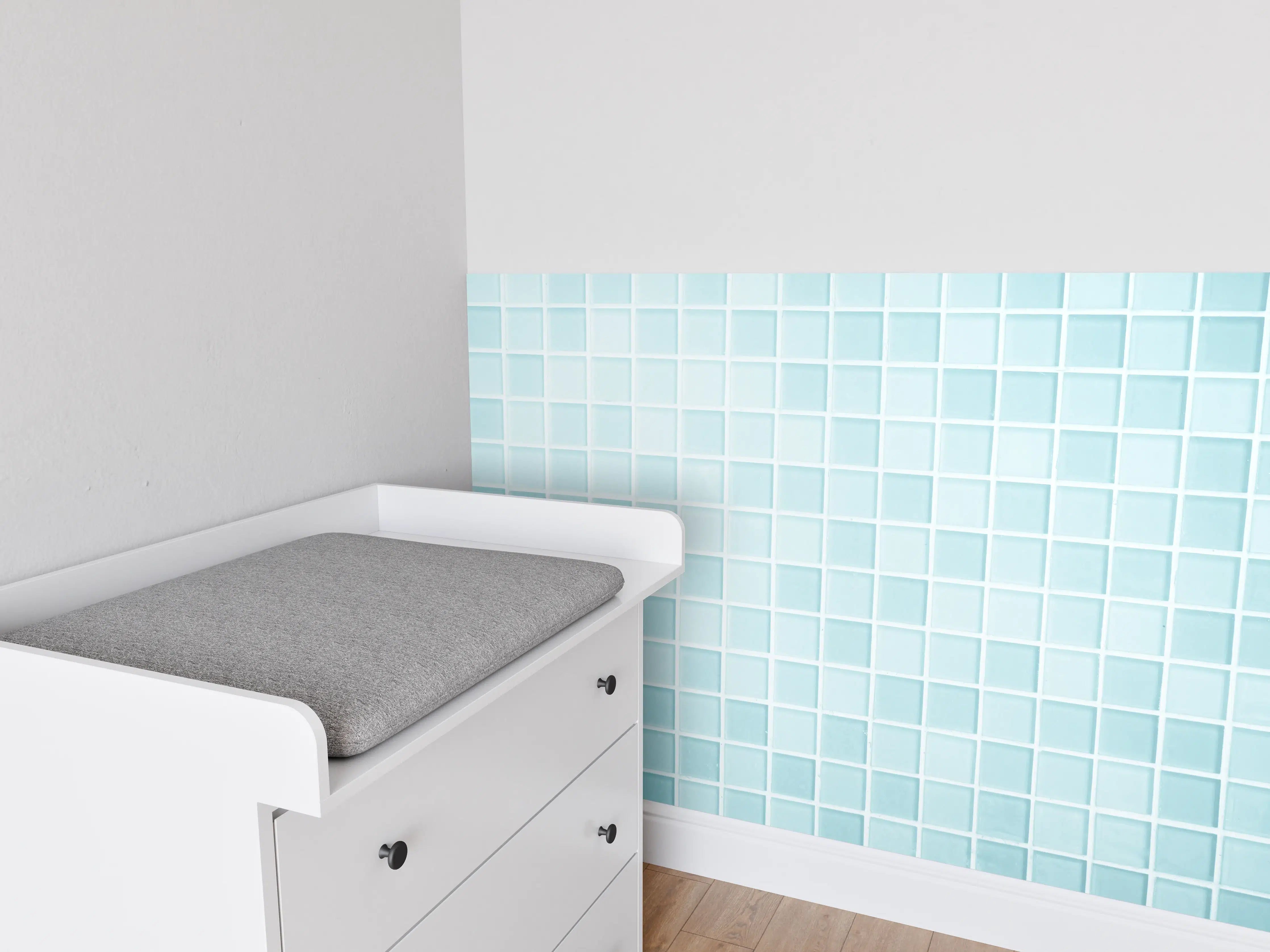 Babyzimmer Wandgestaltung - Blau-Weiße Keramikfliesen
