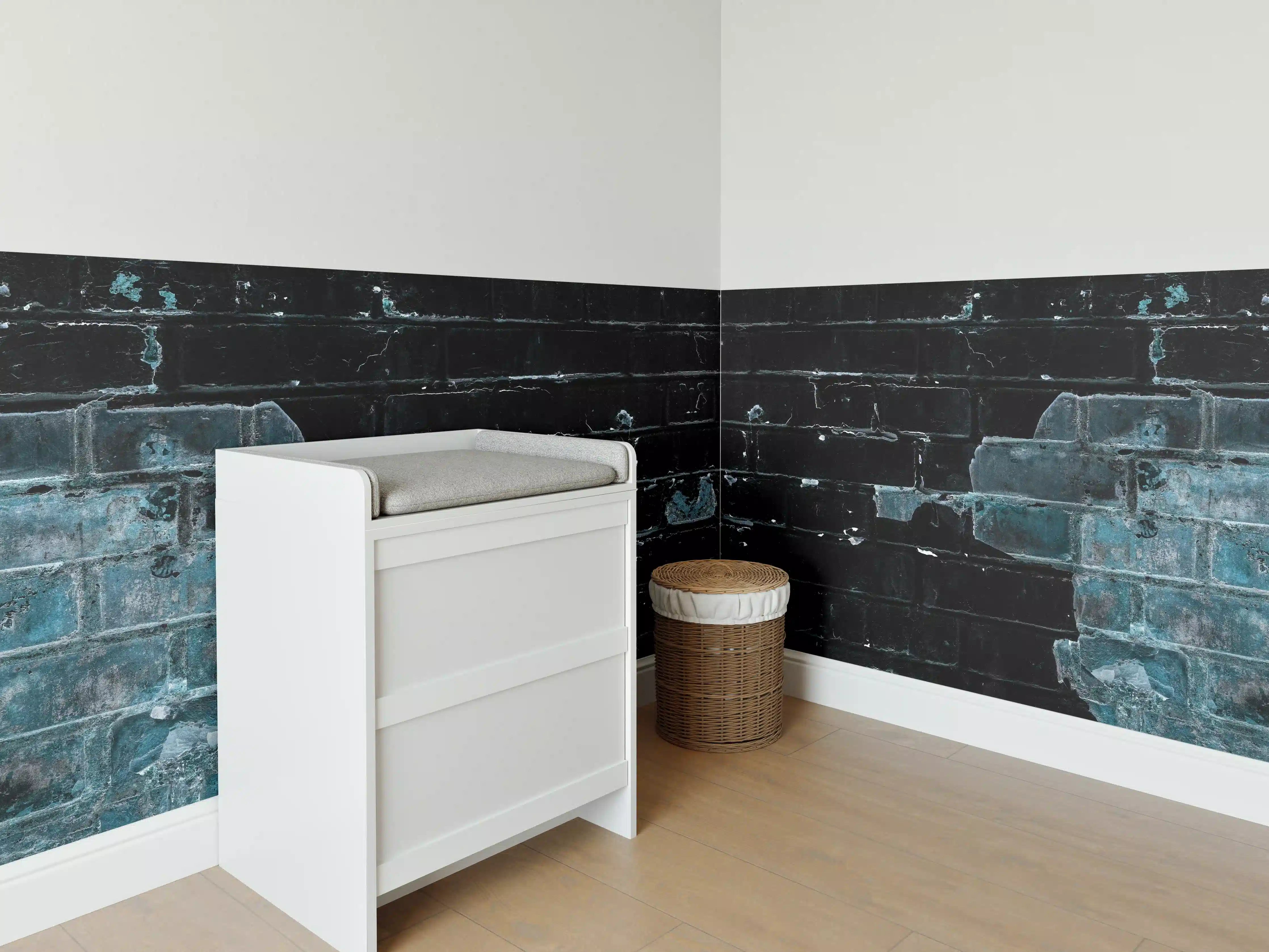Babyzimmer Wandgestaltung - Blau schwarz beschädigte Ziegelwand
