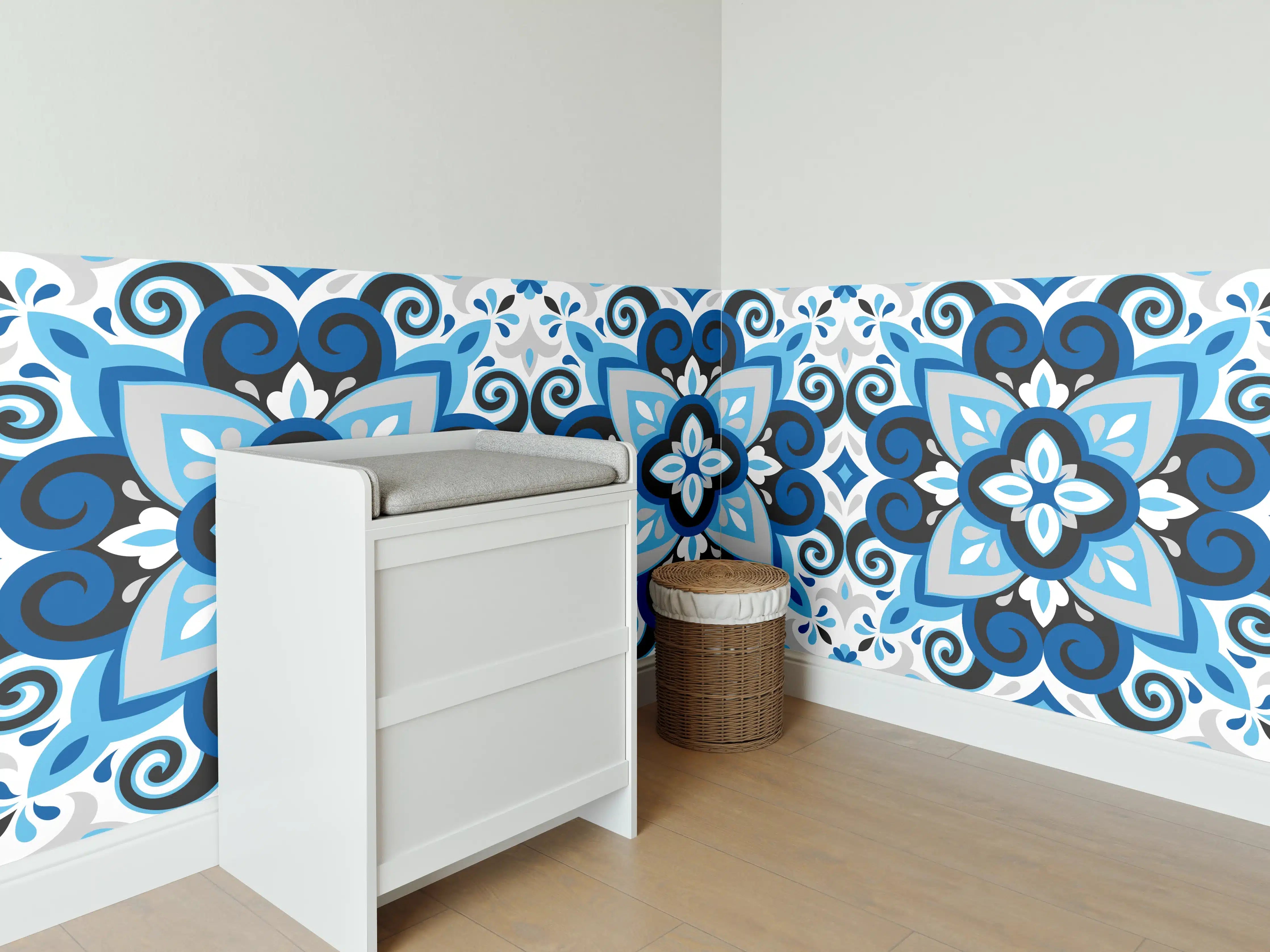 Babyzimmer Wandgestaltung - Blau-weißes Musterdesign mit subtilen Grautönen