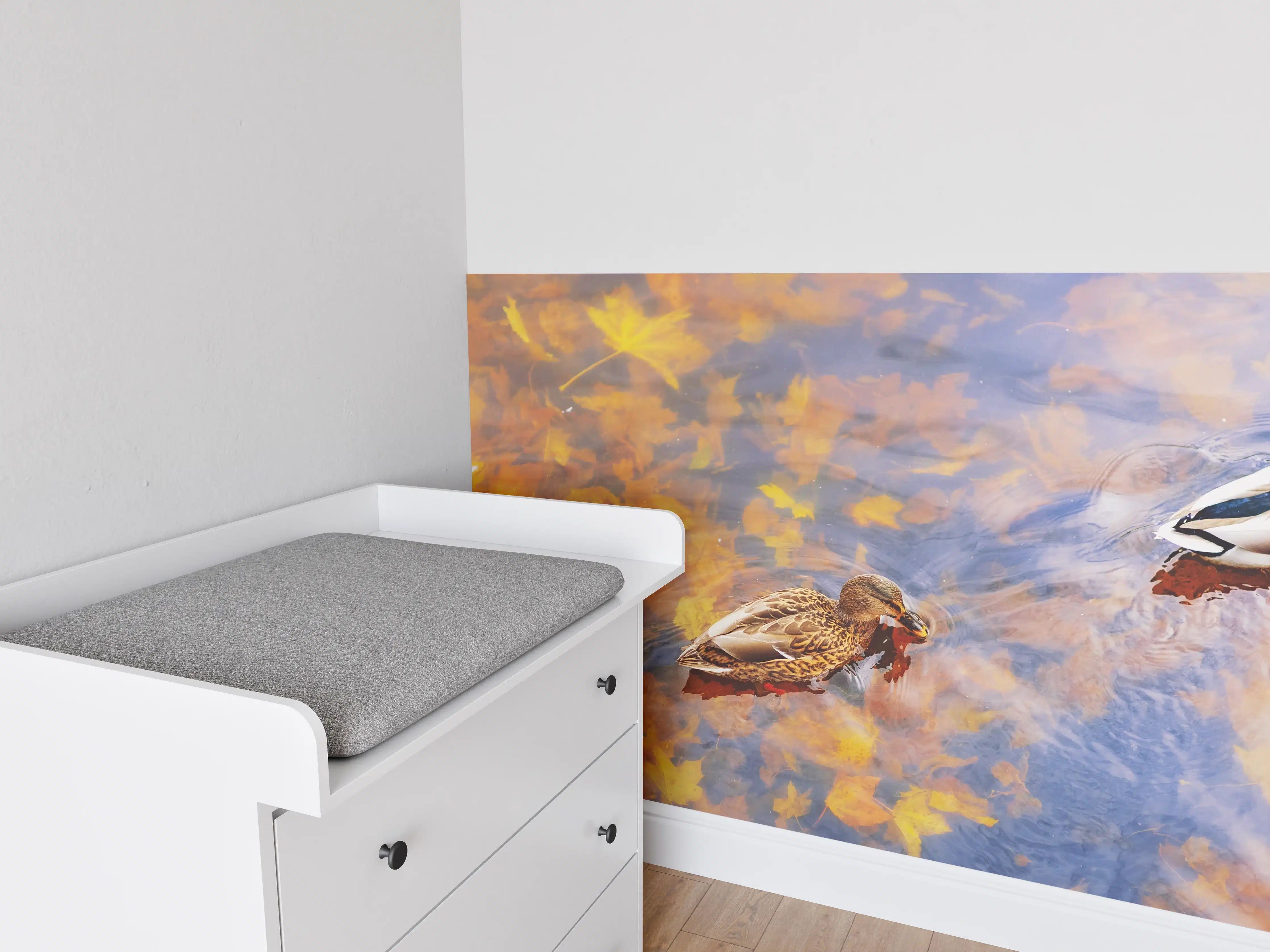Babyzimmer Wandgestaltung - Blaue Enten auf herbstlichem Teich