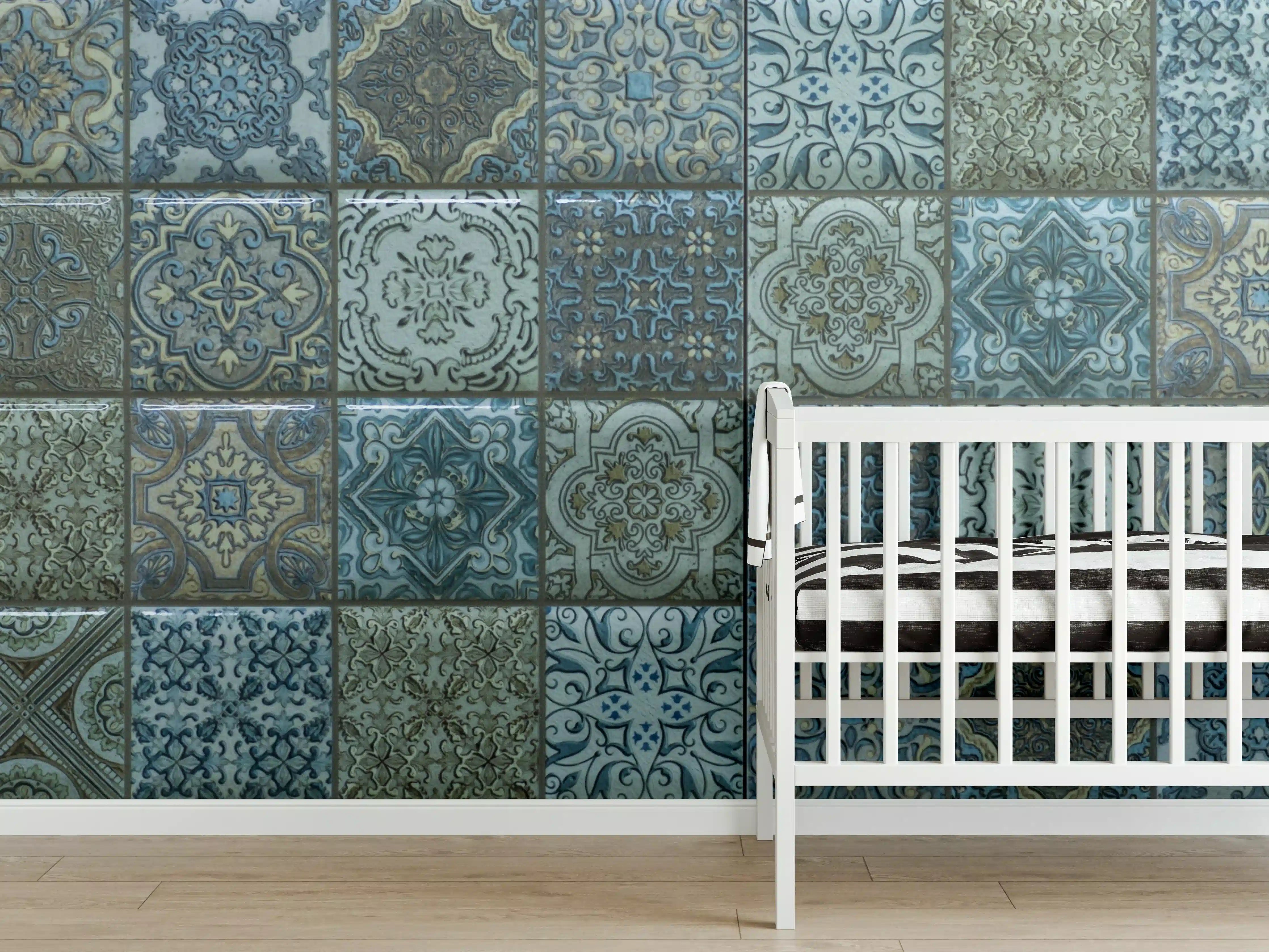 Babyzimmer Wandgestaltung - Blaue Fliesen mit Vintage-Muster