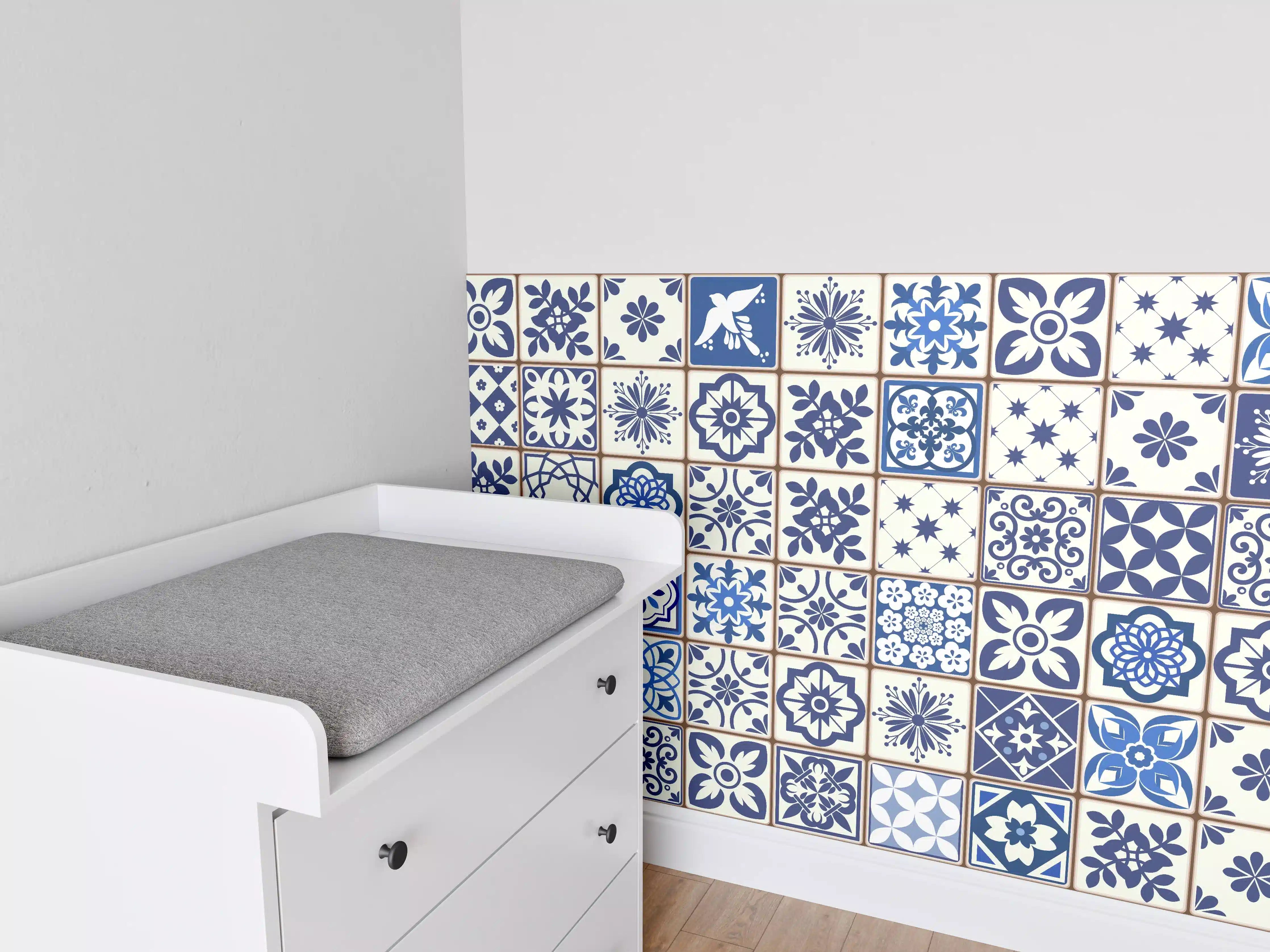 Babyzimmer Wandgestaltung - Blaue Keramik-Fliesen Muster