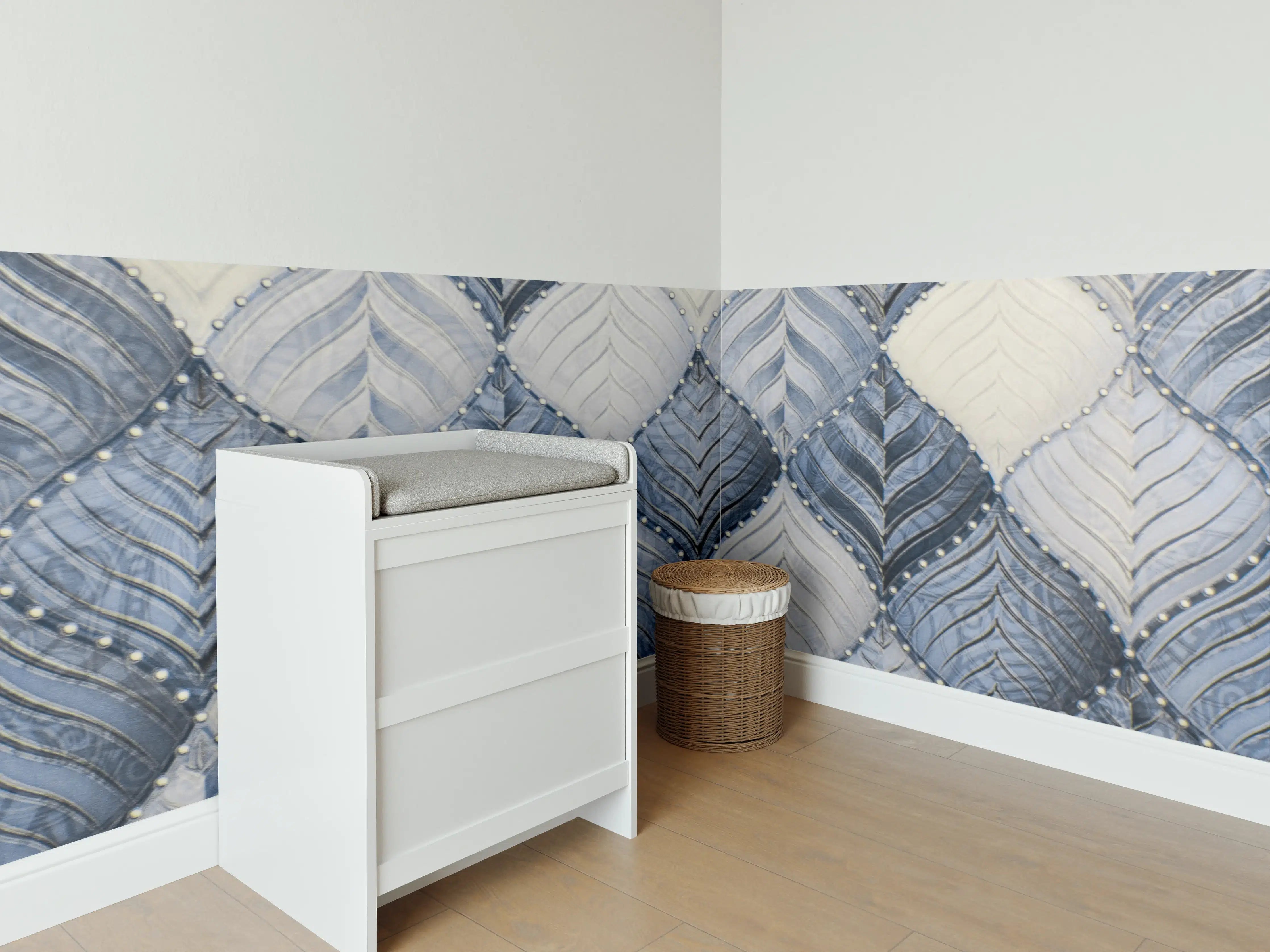 Babyzimmer Wandgestaltung - Blaue Quilt-Kissen mit Stickereien