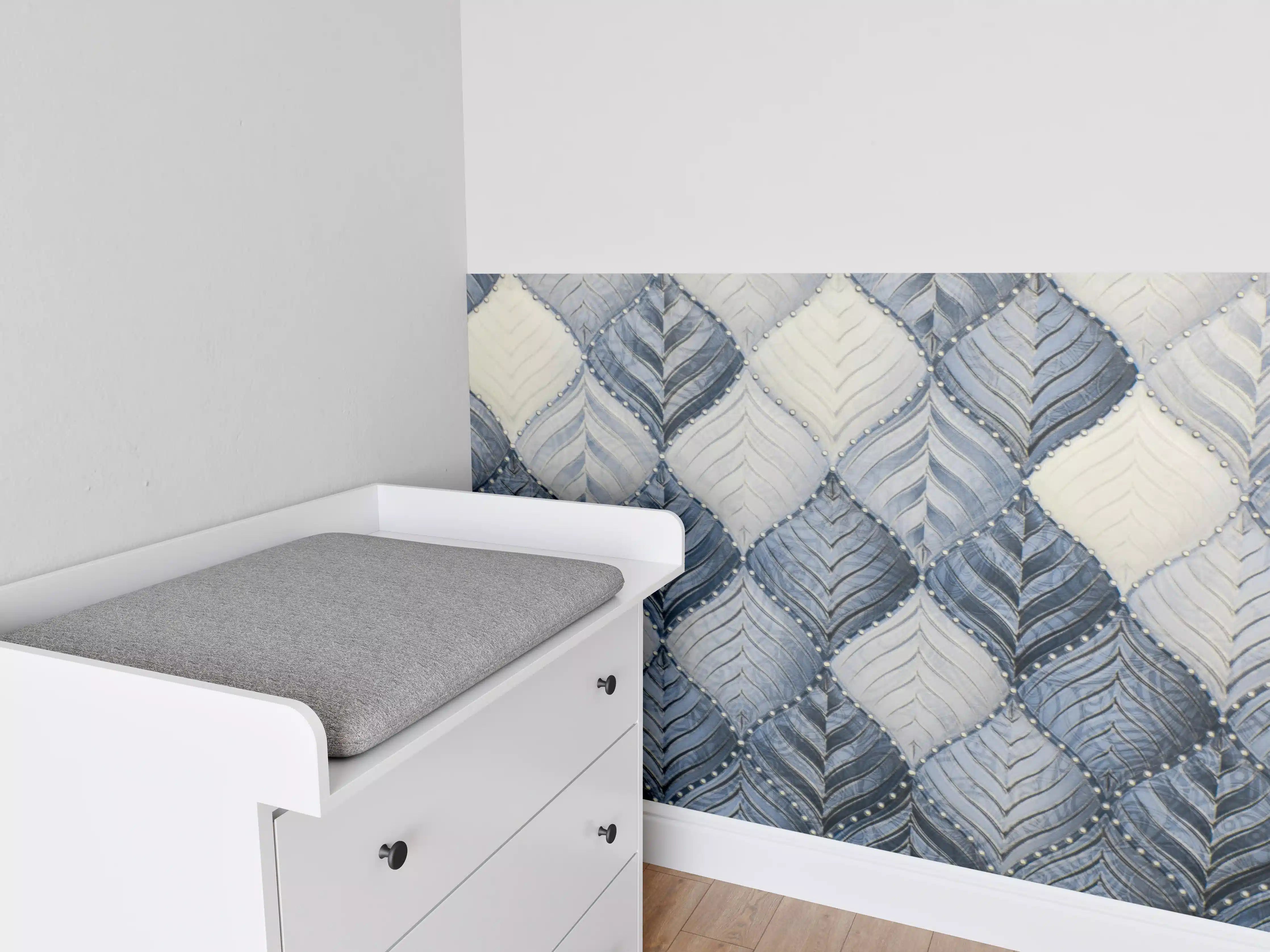 Babyzimmer Wandgestaltung - Blaue Quilt-Kissen mit Stickereien