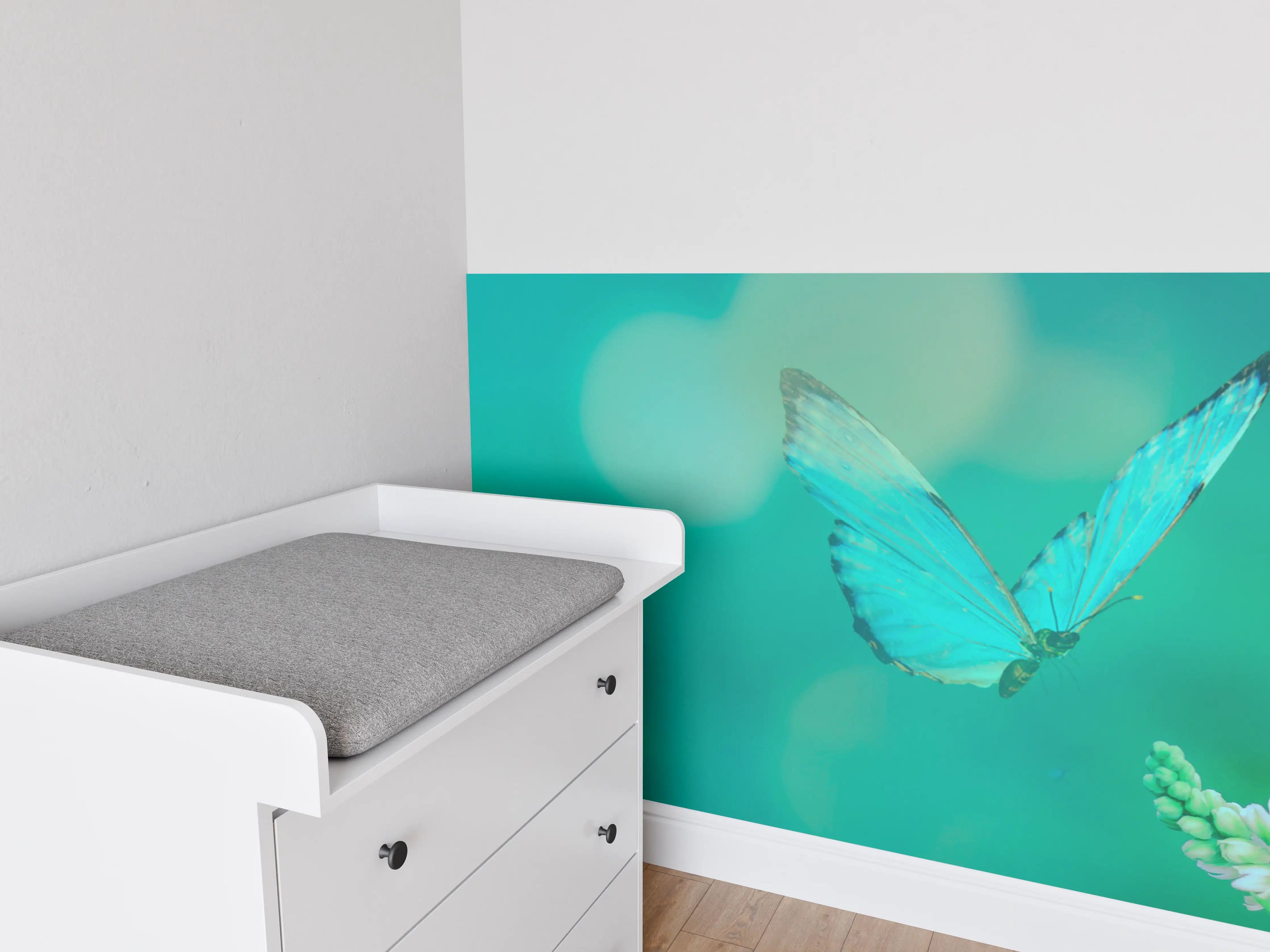 Babyzimmer Wandgestaltung - Blaue Schmetterlinge und Blumen in sanften Tönen