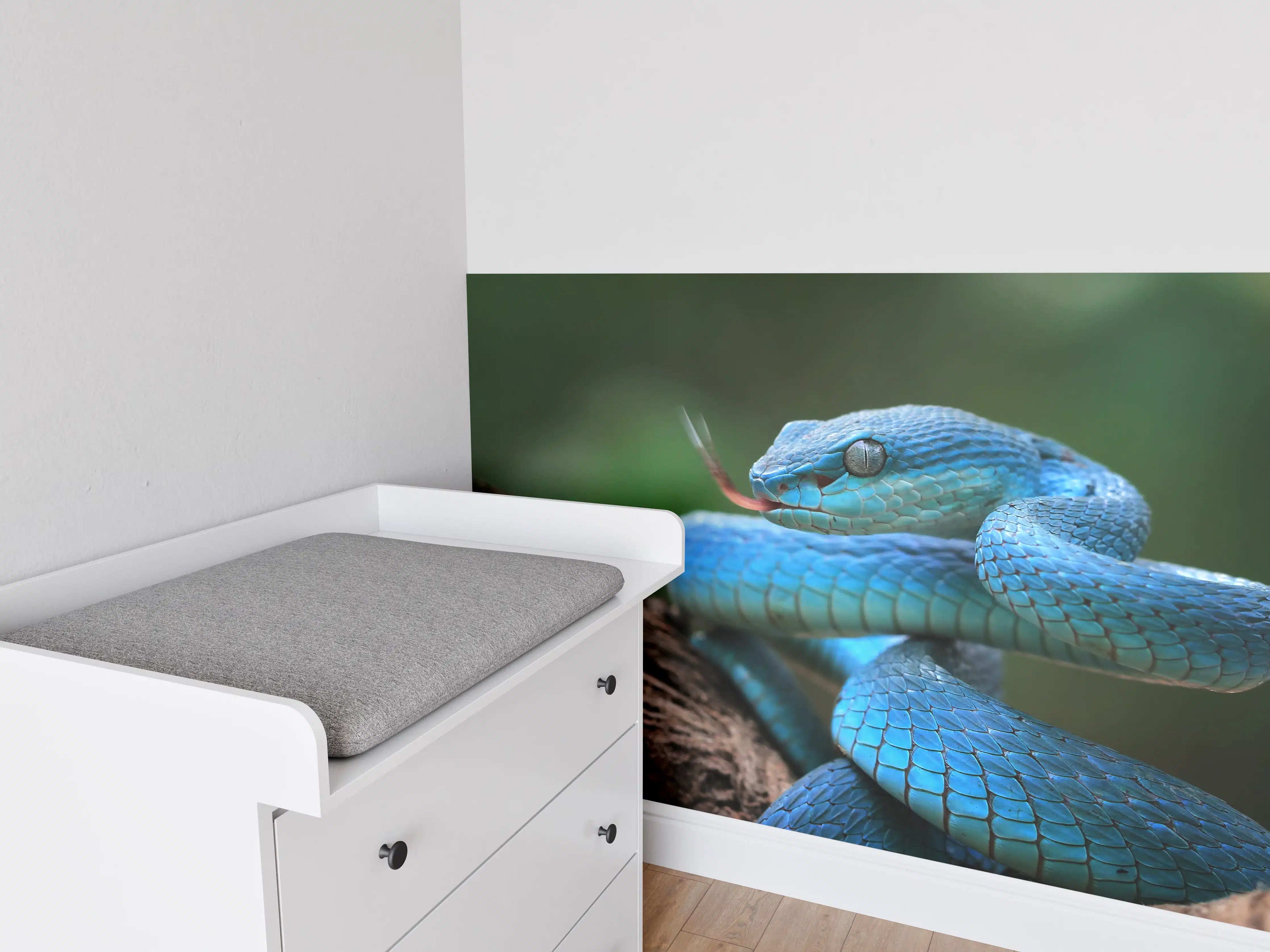 Babyzimmer Wandgestaltung - Blaue Viper Nahaufnahme