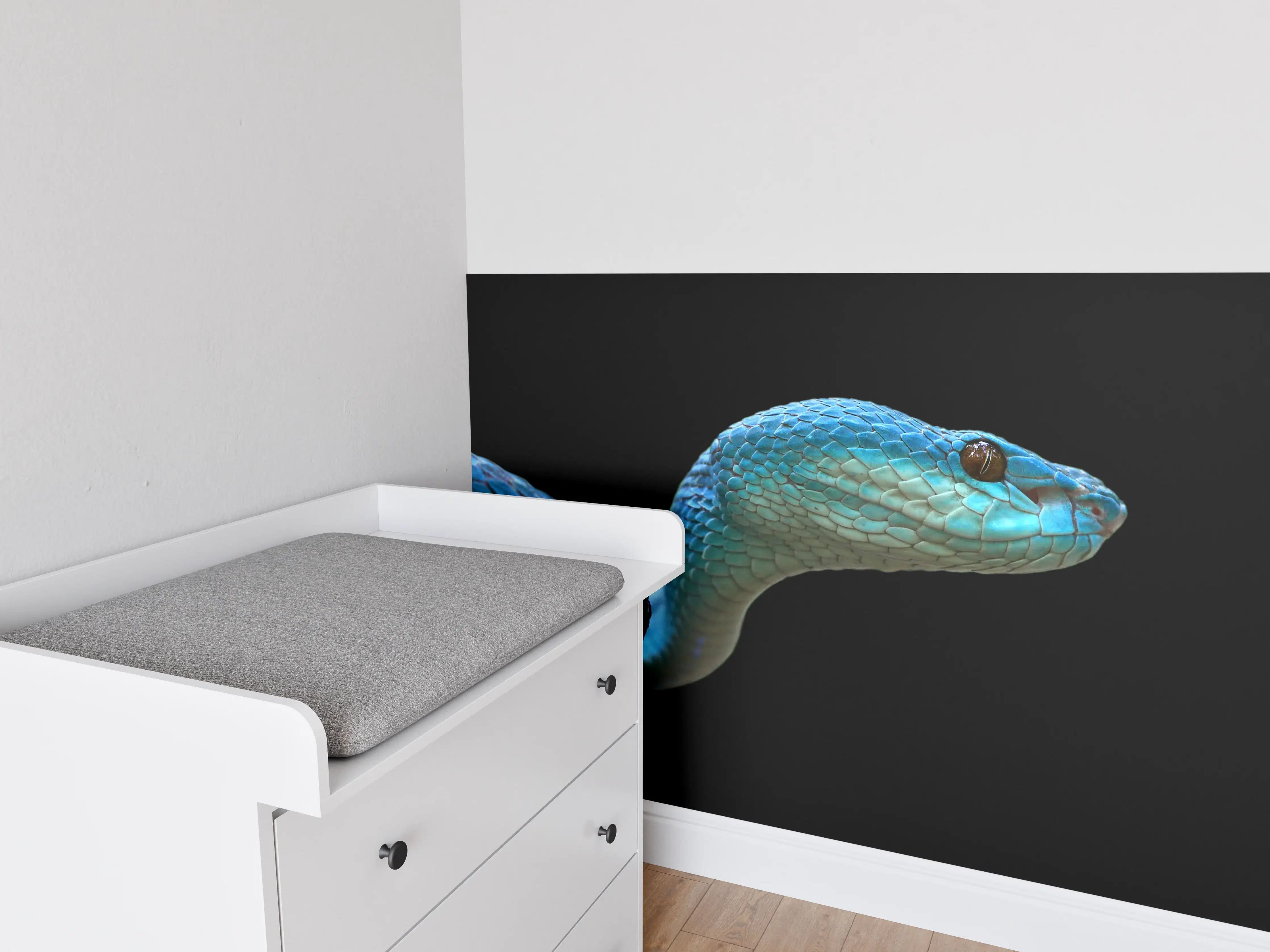 Babyzimmer Wandgestaltung - Blaue Vipernschlange Nahaufnahme