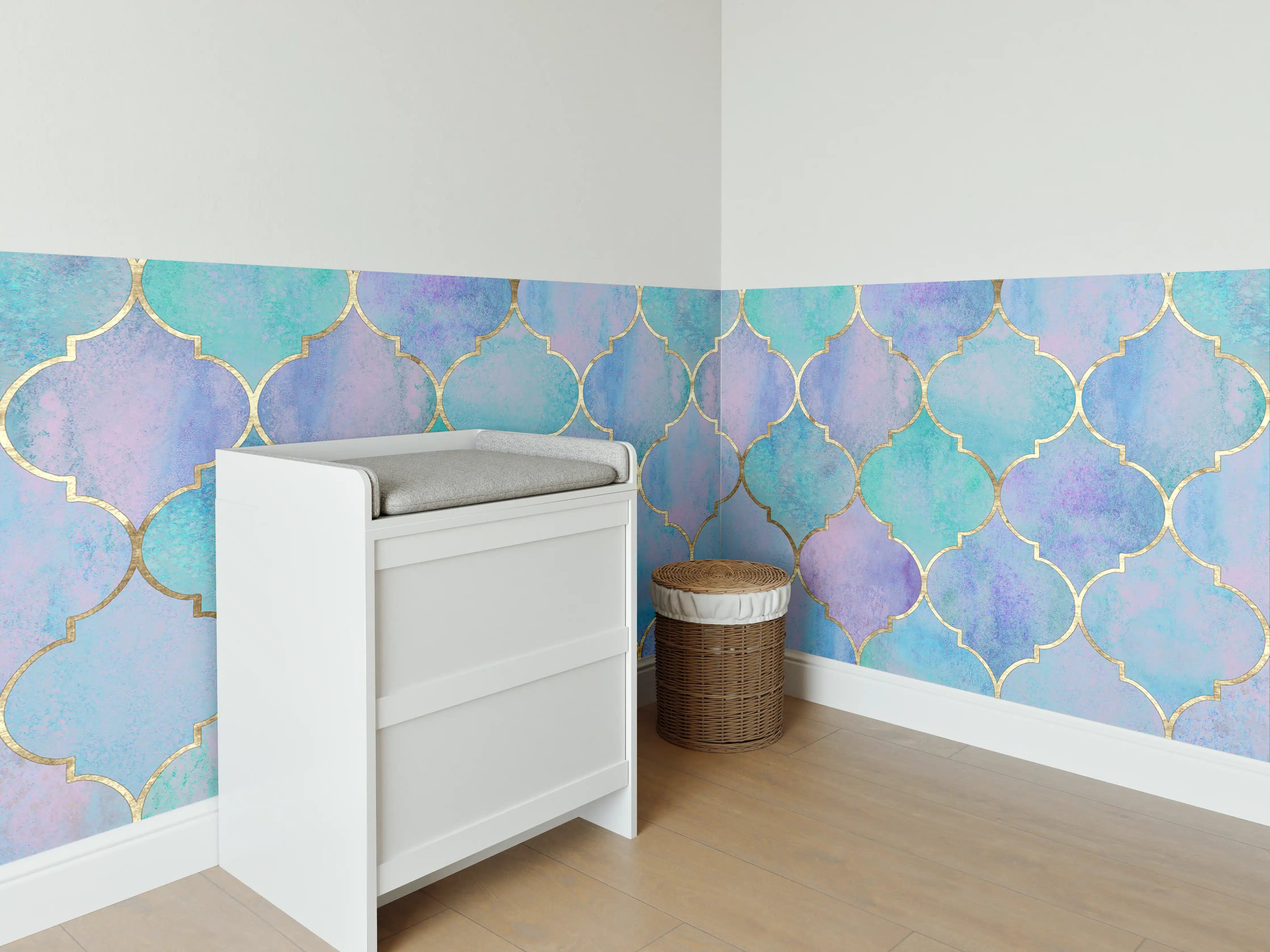 Babyzimmer Wandgestaltung - Blaue Watercolor-Tiles mit Goldlinien