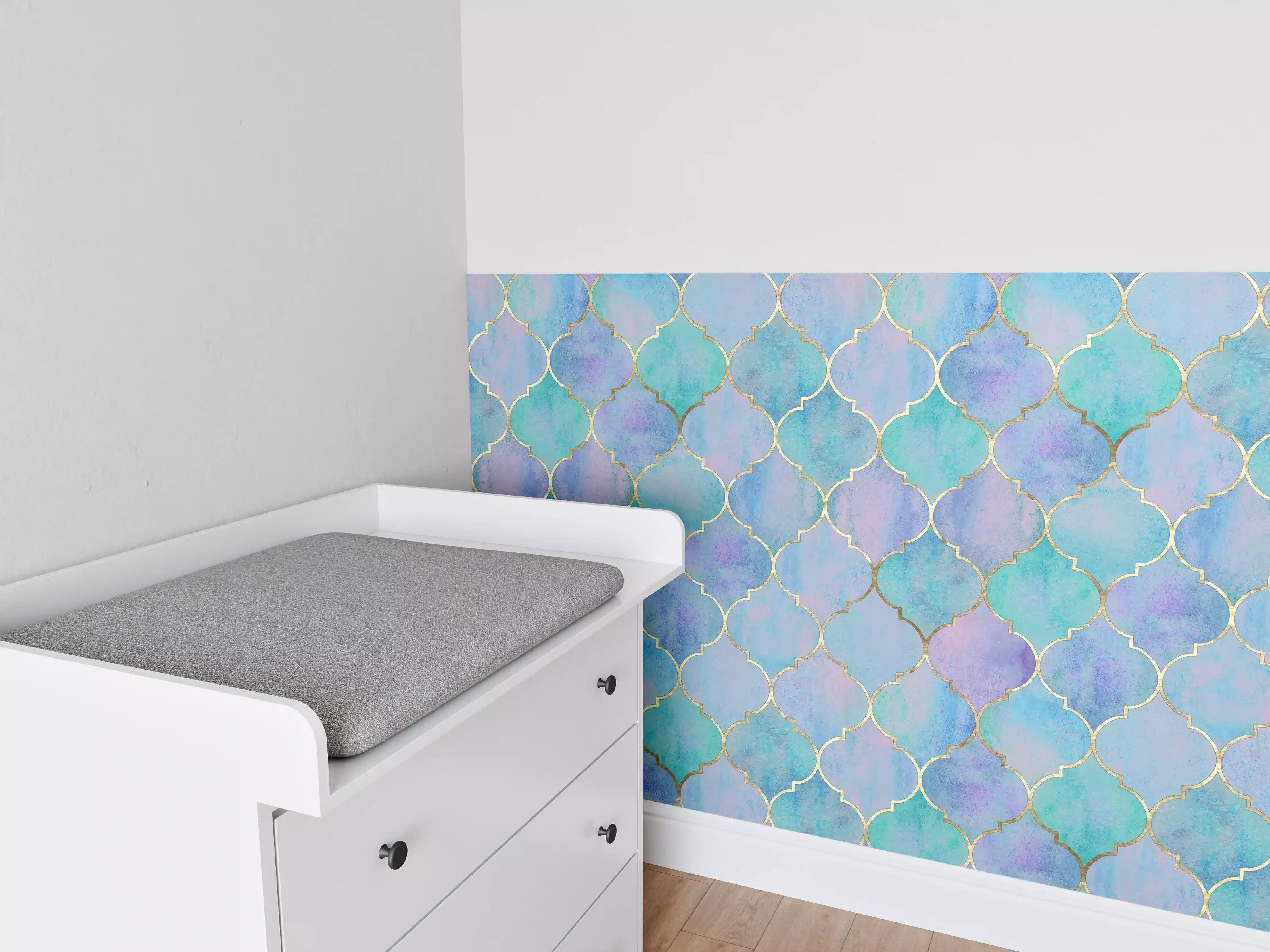 Babyzimmer Wandgestaltung - Blaue Watercolor-Tiles mit Goldlinien