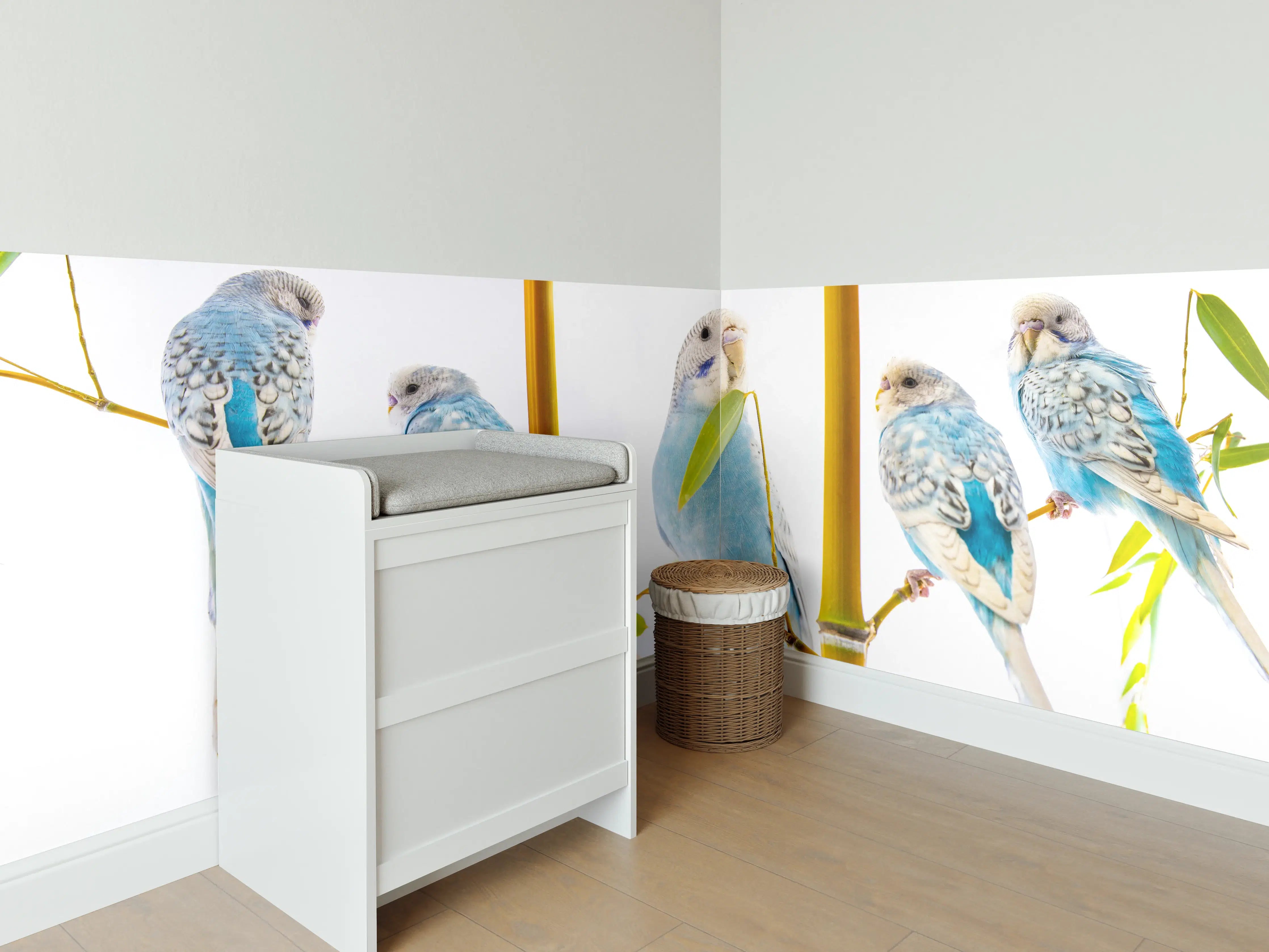 Babyzimmer Wandgestaltung - Blaue gewellte Papageien auf weißem Hintergrund