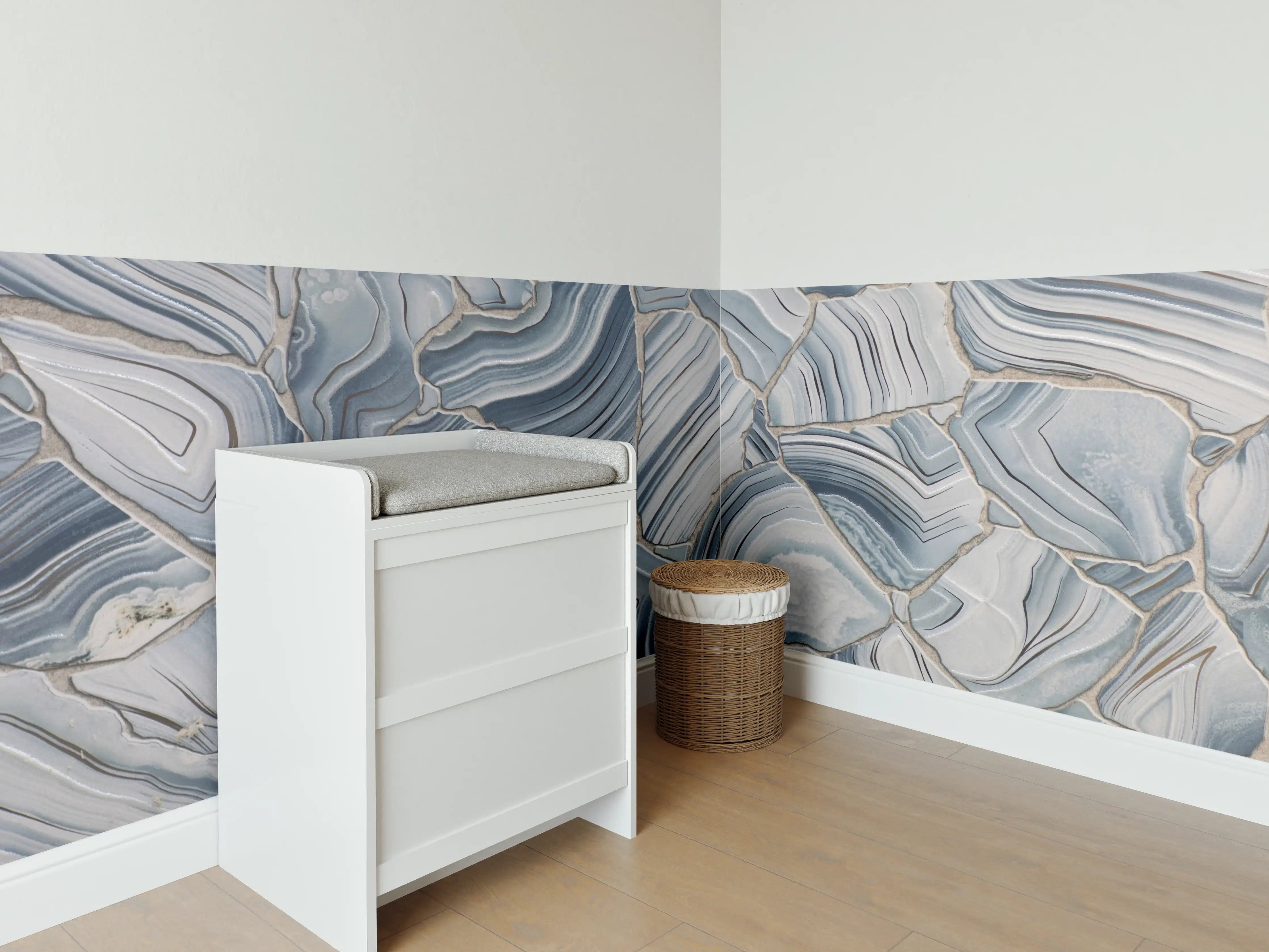 Babyzimmer Wandgestaltung - Blaue und weiße Marmorstruktur