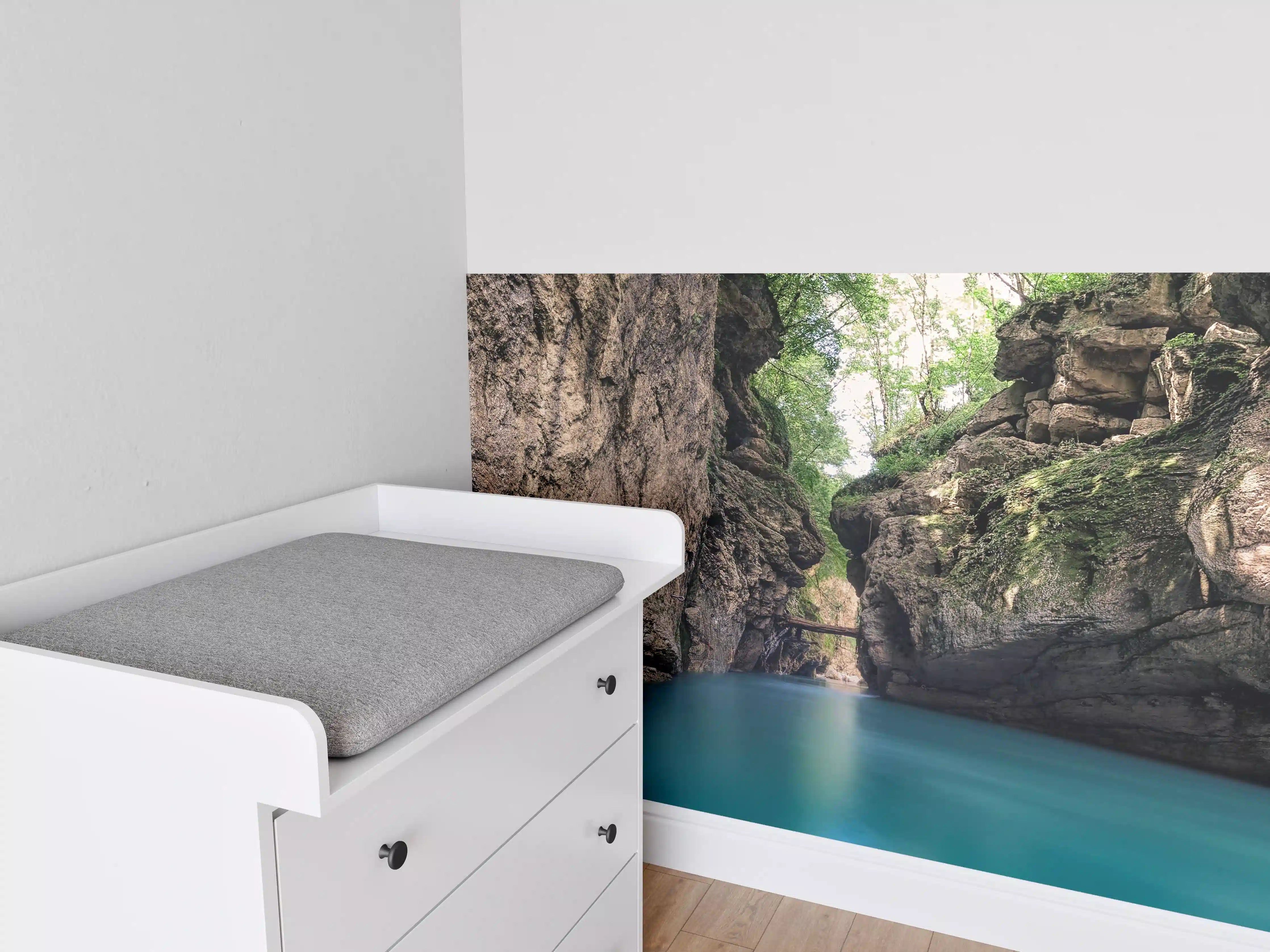 Babyzimmer Wandgestaltung - Blauer Fluss in Felsenkluft