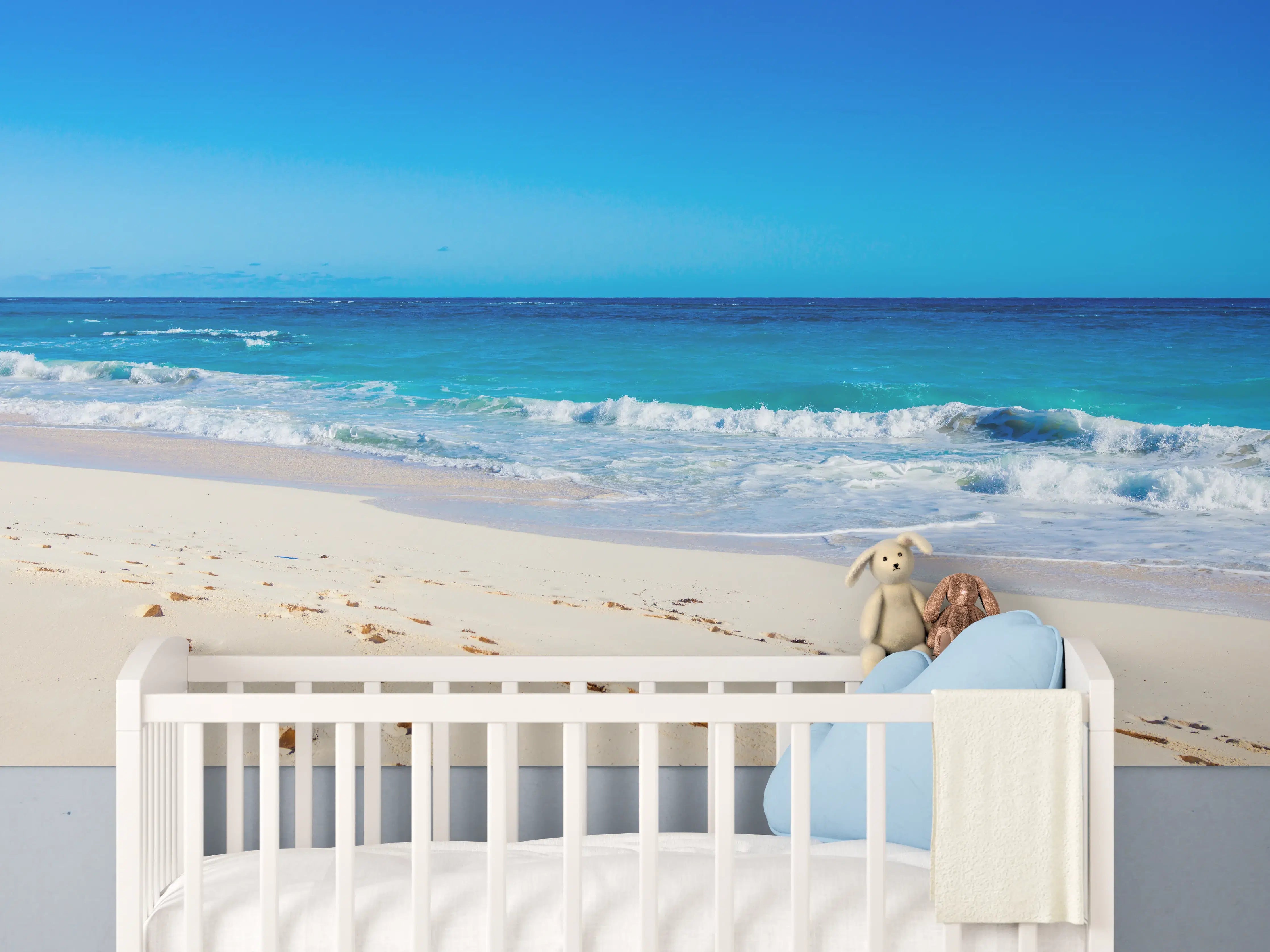 Babyzimmer Wandgestaltung - Blauer Strand mit sanften Wellen und weißem Sand
