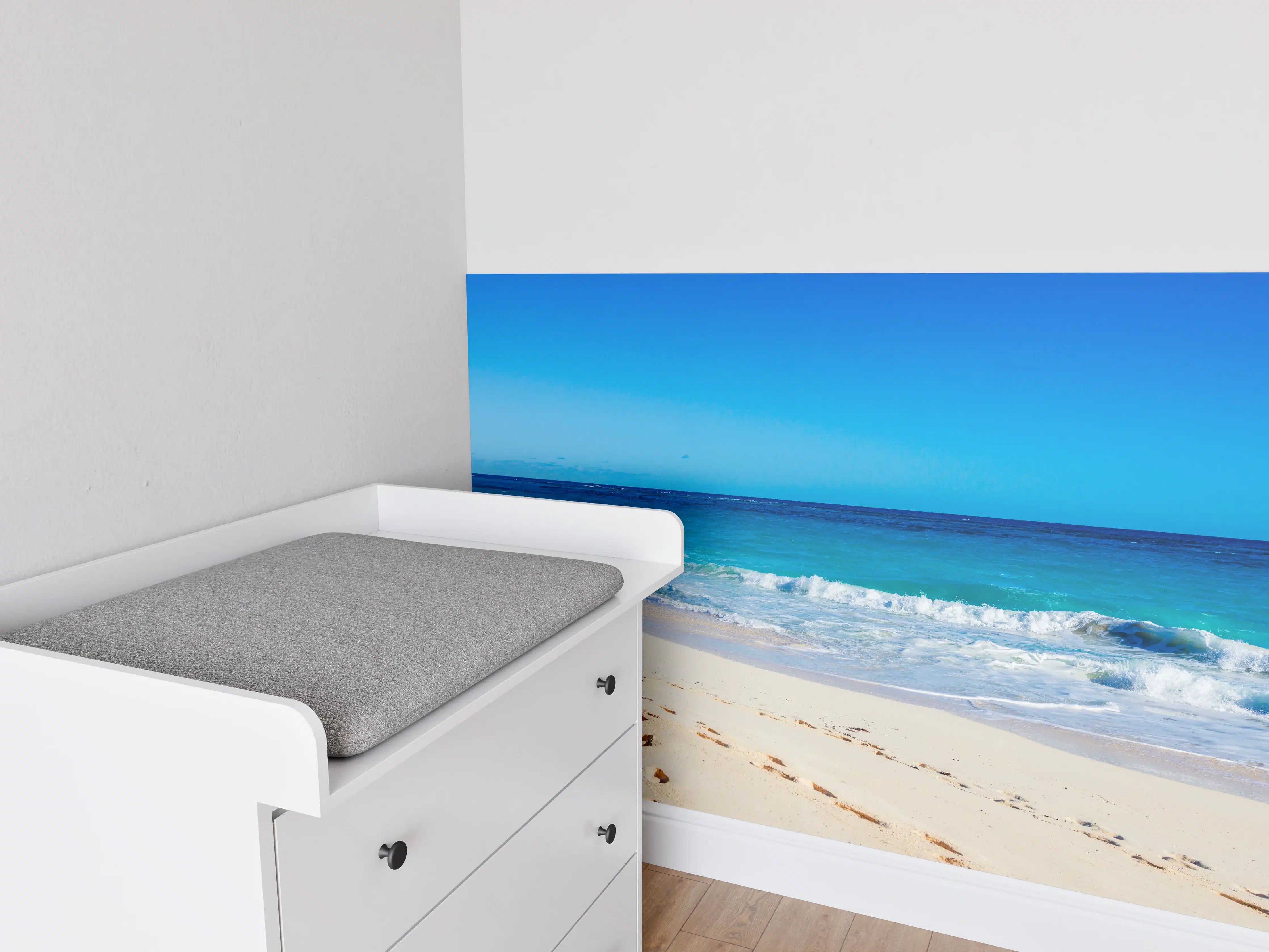 Babyzimmer Wandgestaltung - Blauer Strand mit sanften Wellen und weißem Sand