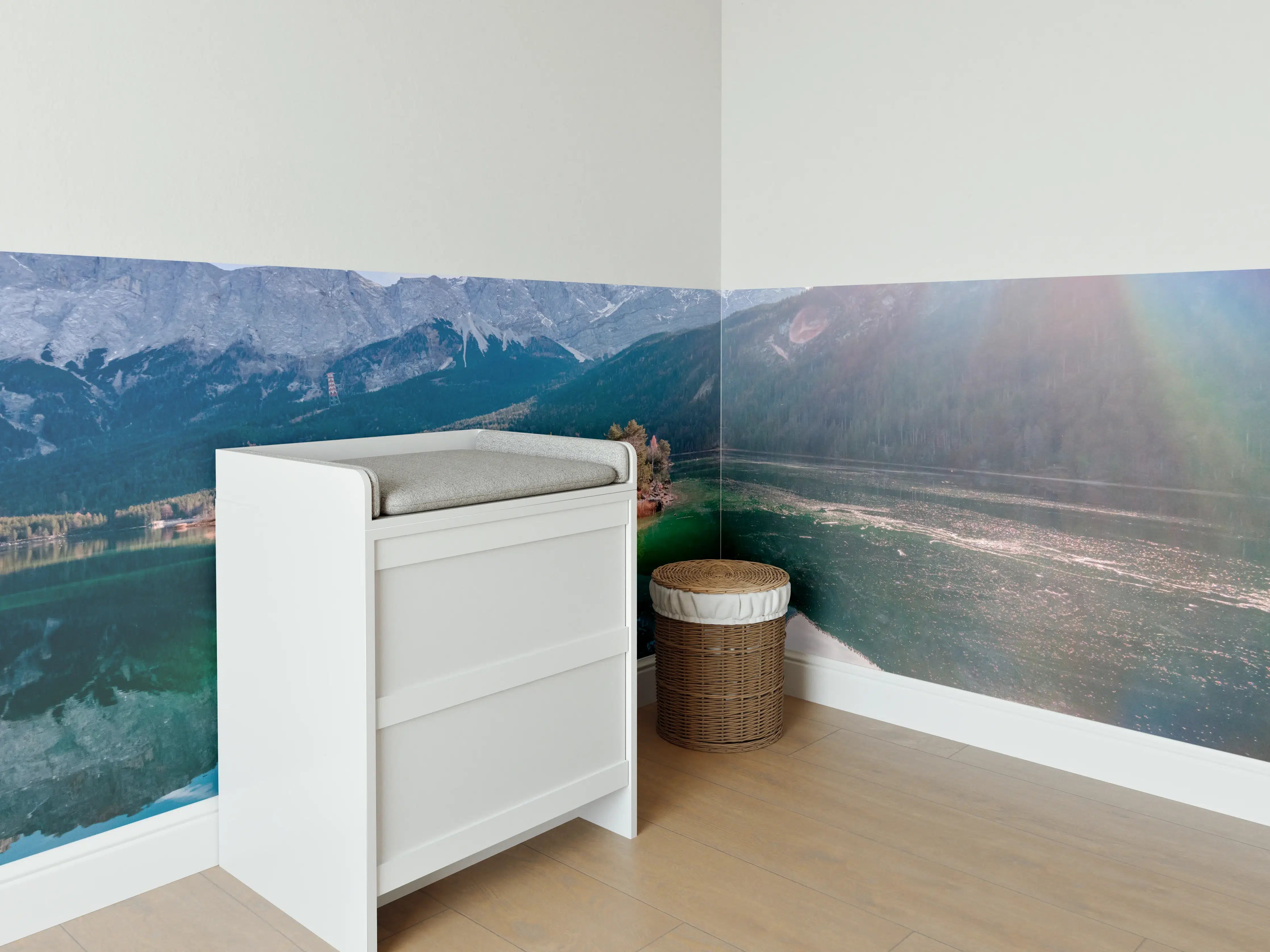 Babyzimmer Wandgestaltung - Blick auf den Eibsee mit der Zugspitze im Hintergrund