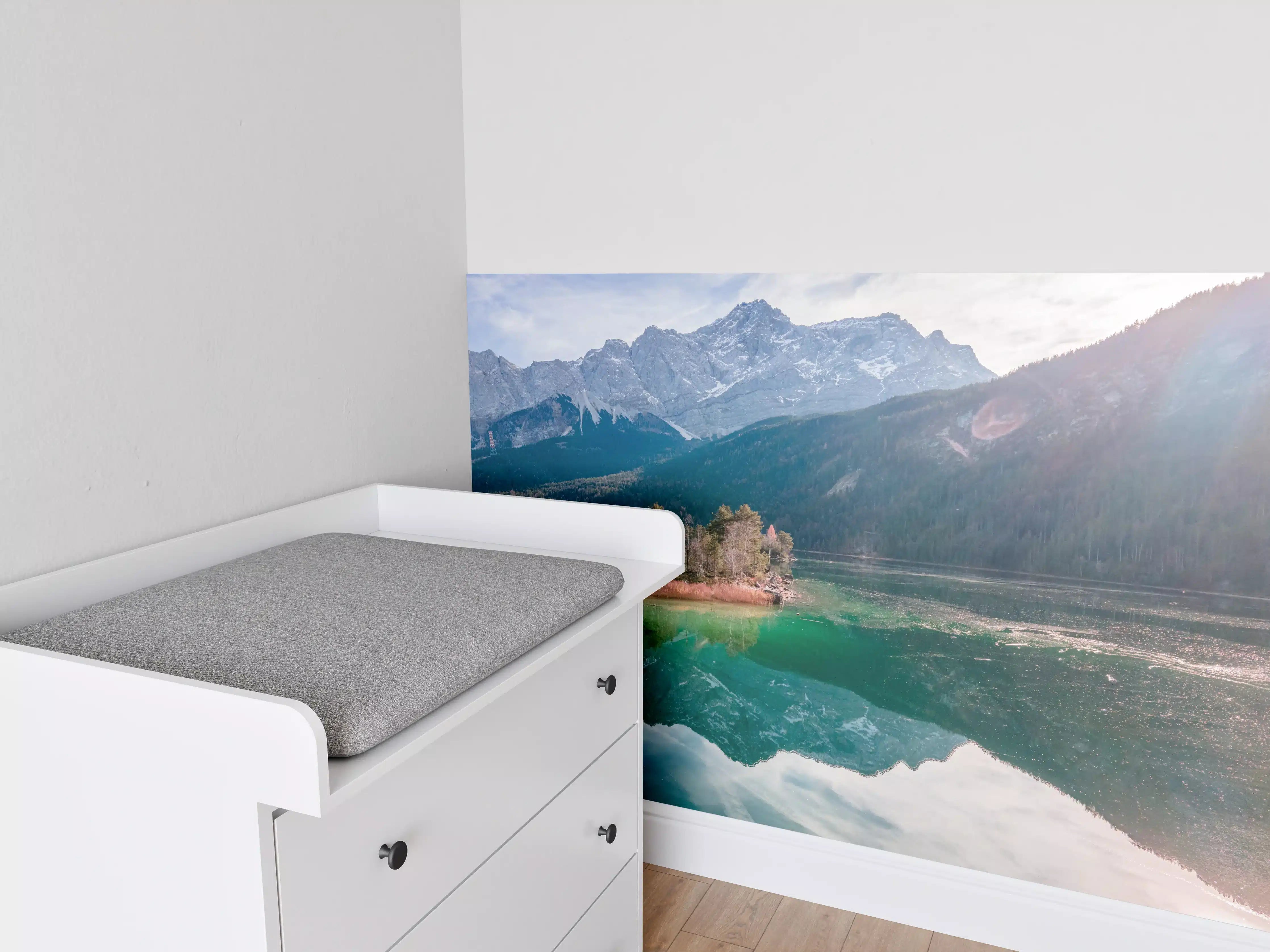 Babyzimmer Wandgestaltung - Blick auf den Eibsee mit der Zugspitze im Hintergrund