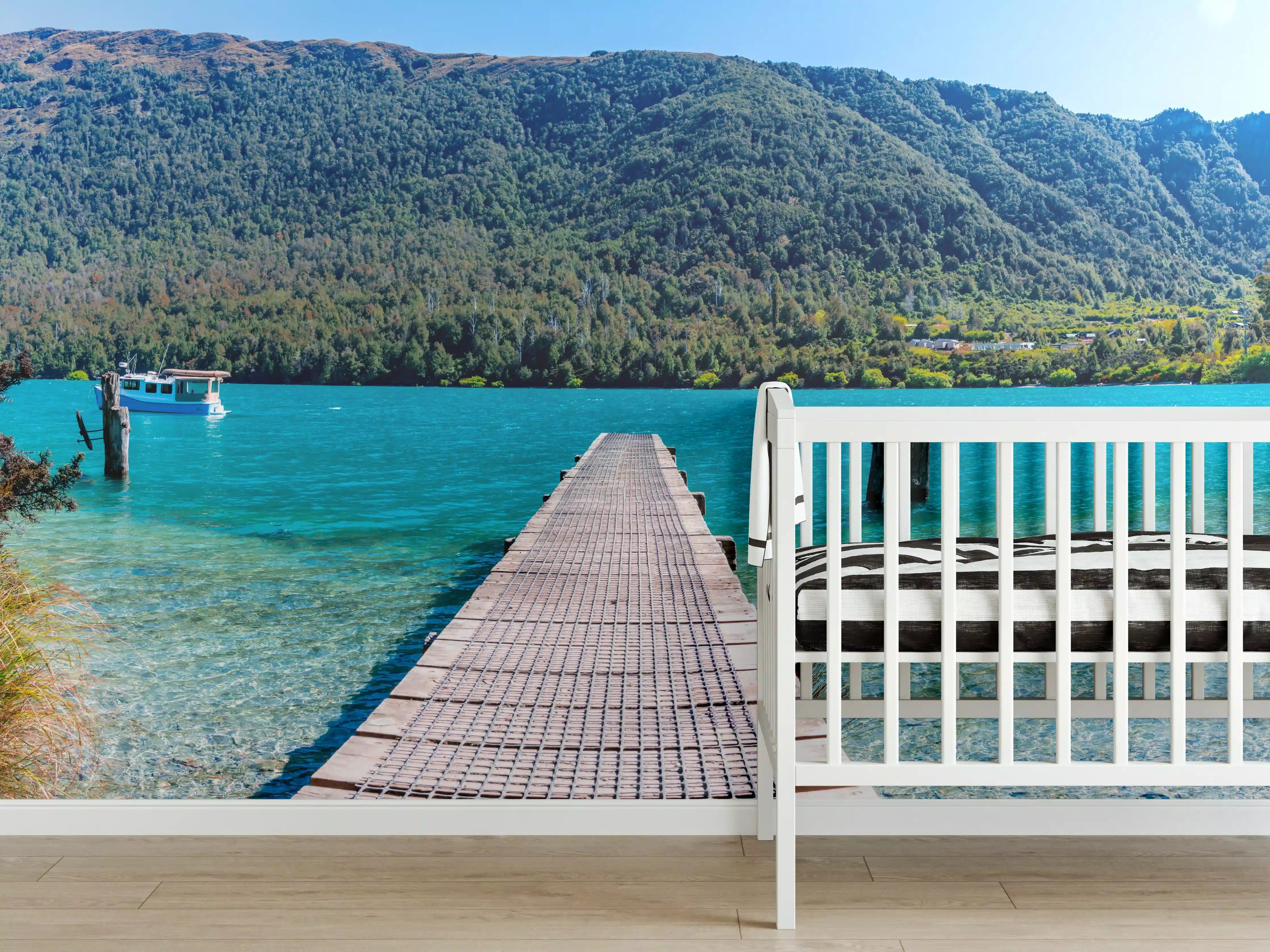 Babyzimmer Wandgestaltung - Blick auf den See mit Steg und Bergkulisse