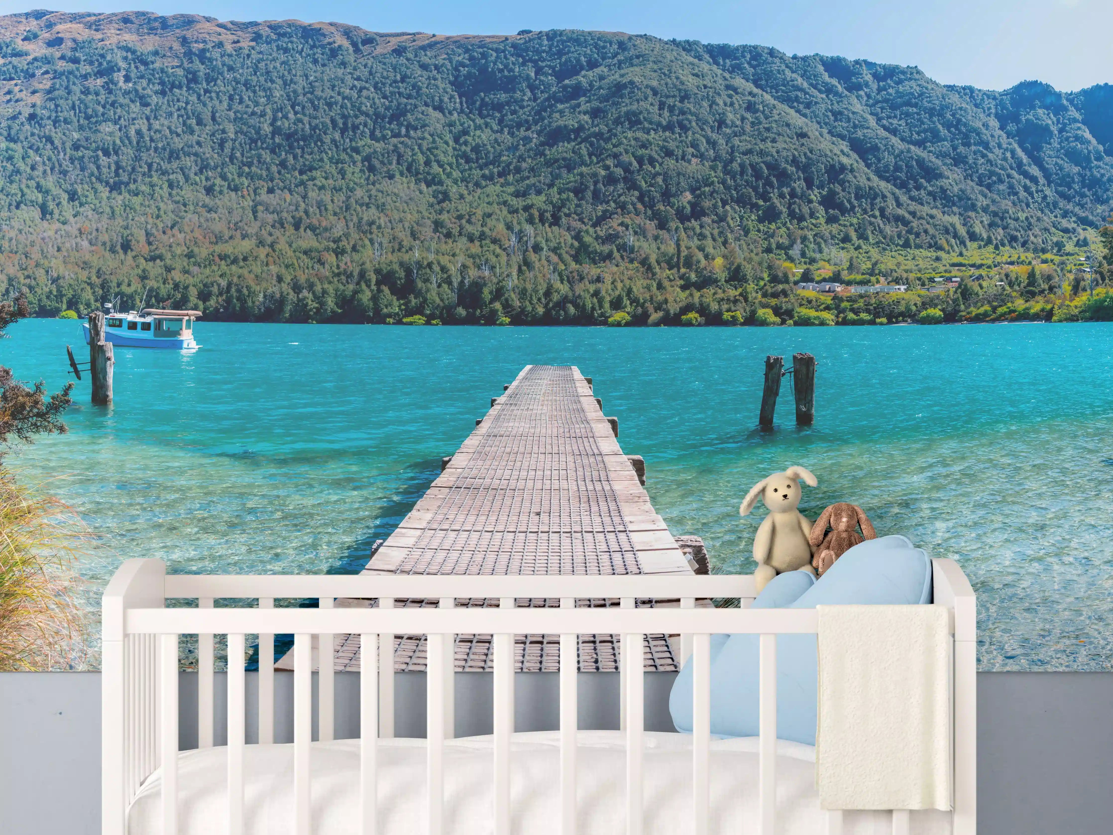 Babyzimmer Wandgestaltung - Blick auf den See mit Steg und Bergkulisse