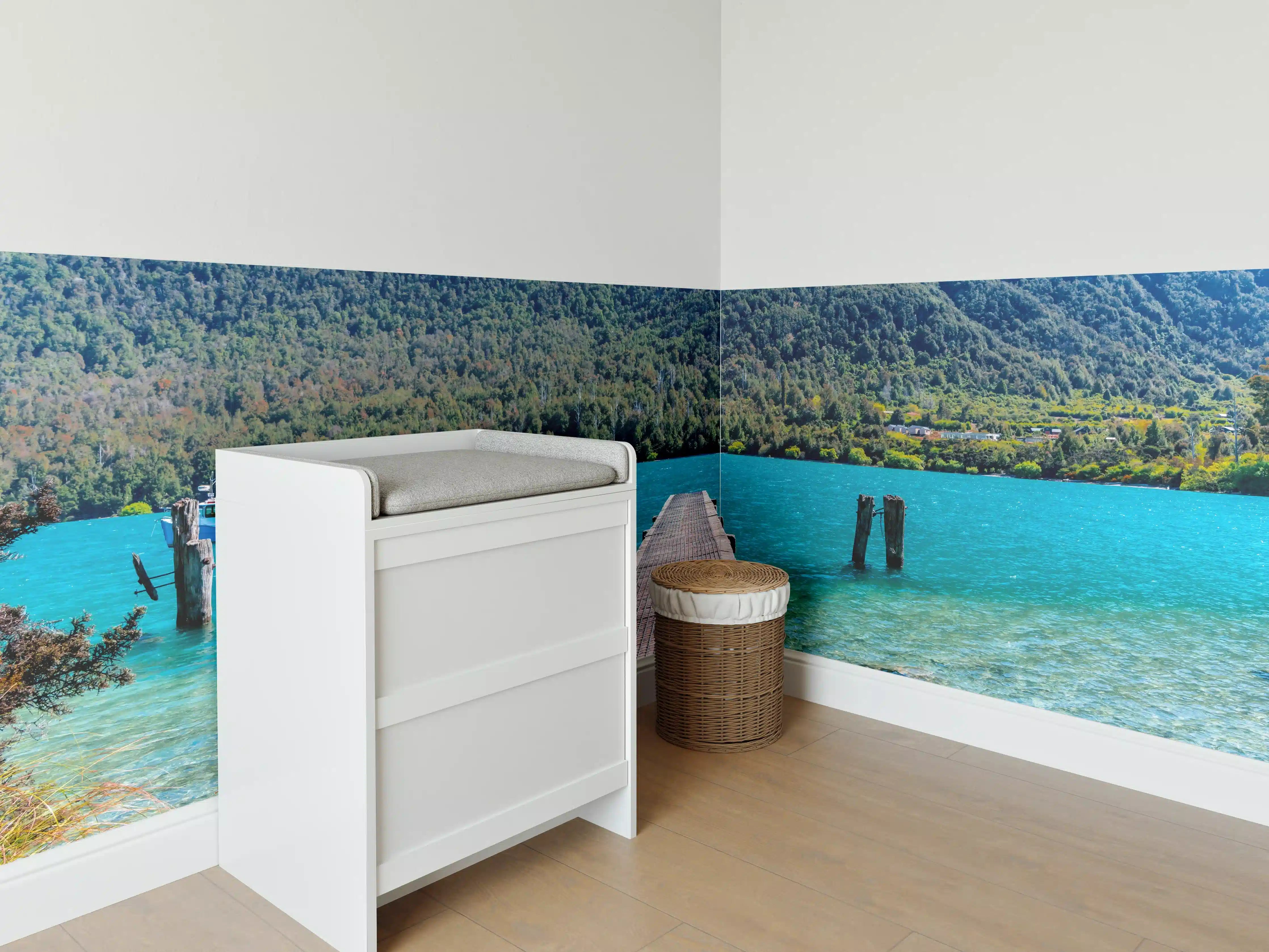 Babyzimmer Wandgestaltung - Blick auf den See mit Steg und Bergkulisse