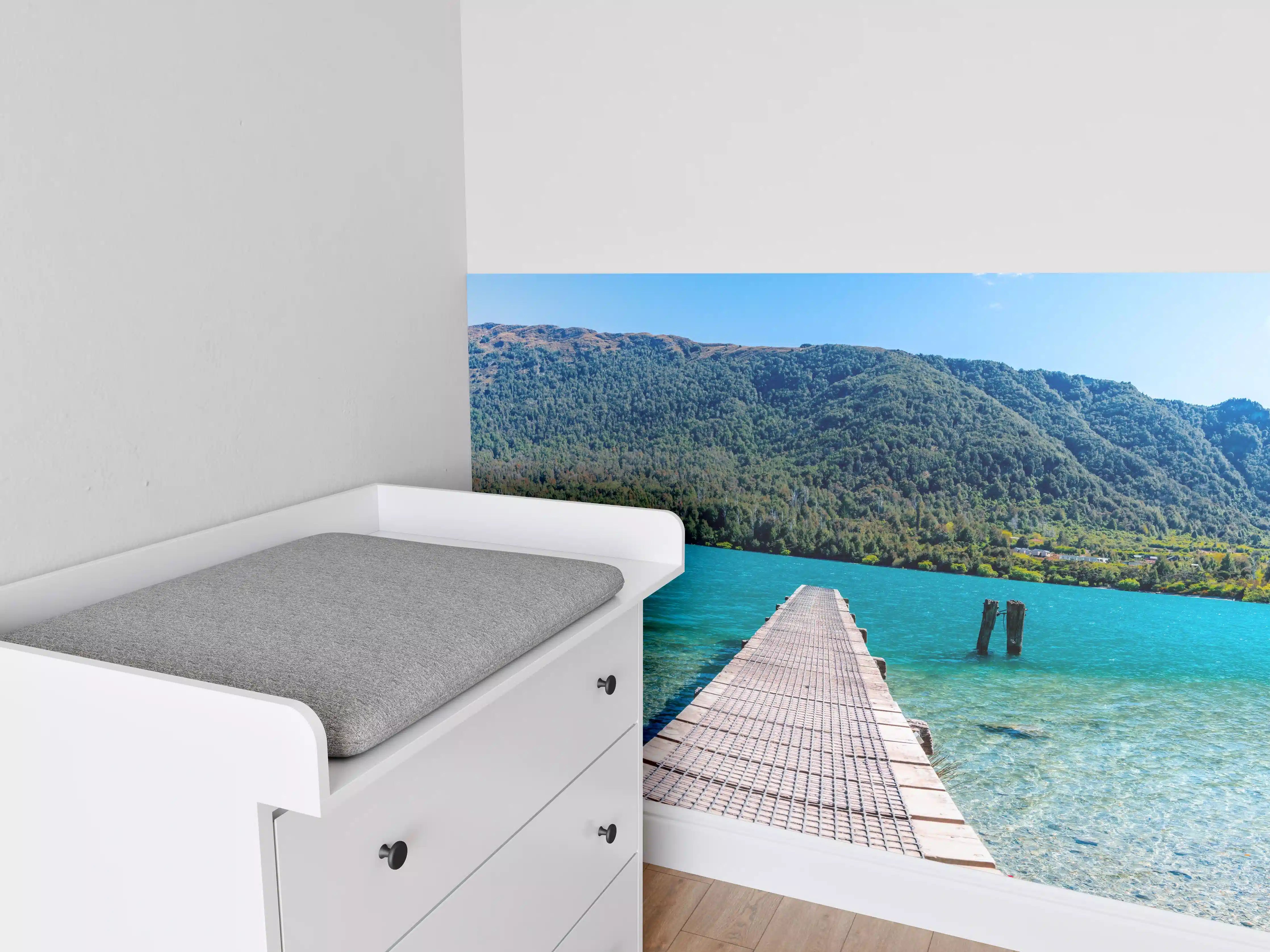 Babyzimmer Wandgestaltung - Blick auf den See mit Steg und Bergkulisse