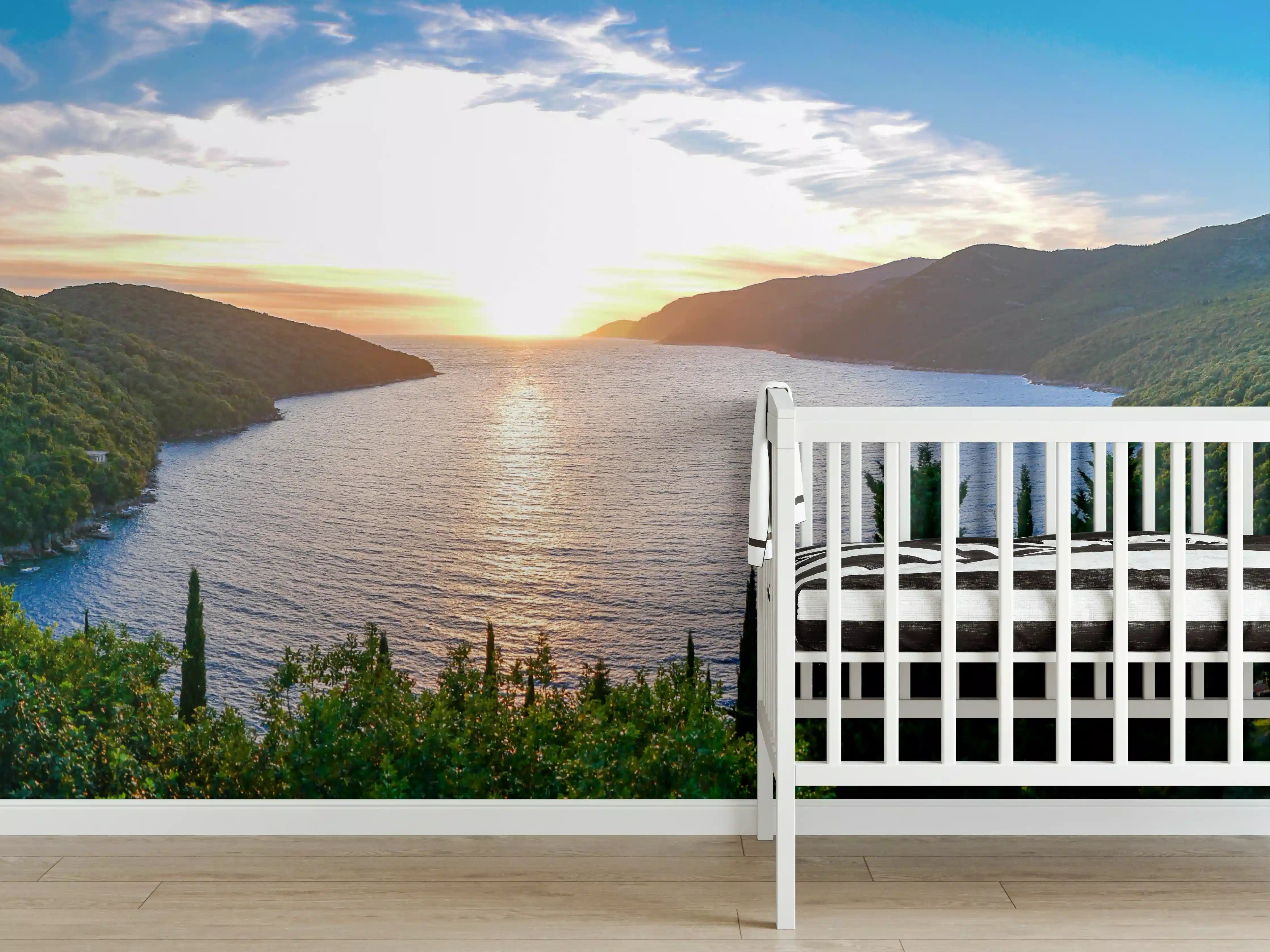 Babyzimmer Wandgestaltung - Blick auf einen See bei Sonnenuntergang inmitten grüner Hügel