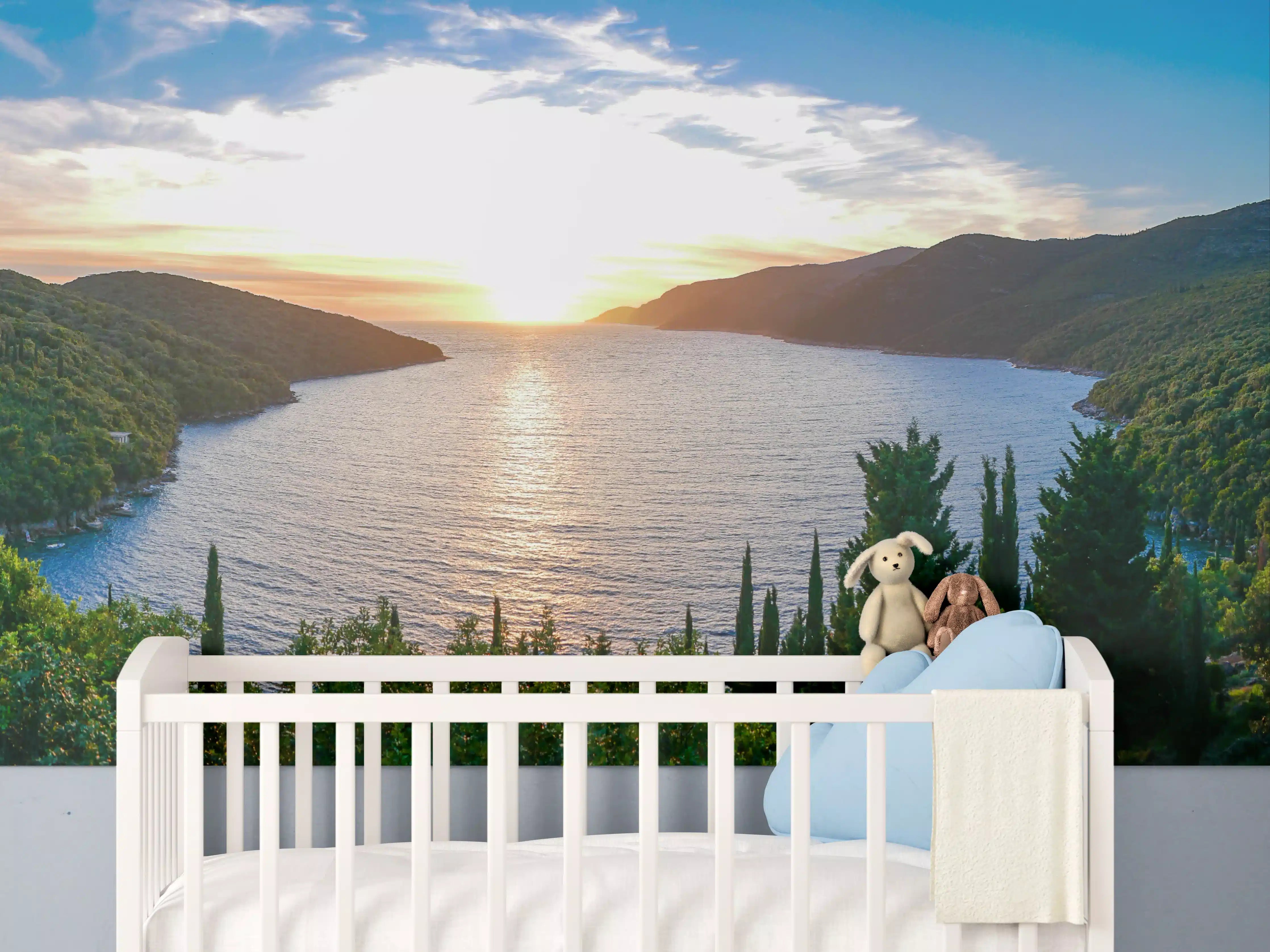 Babyzimmer Wandgestaltung - Blick auf einen See bei Sonnenuntergang inmitten grüner Hügel