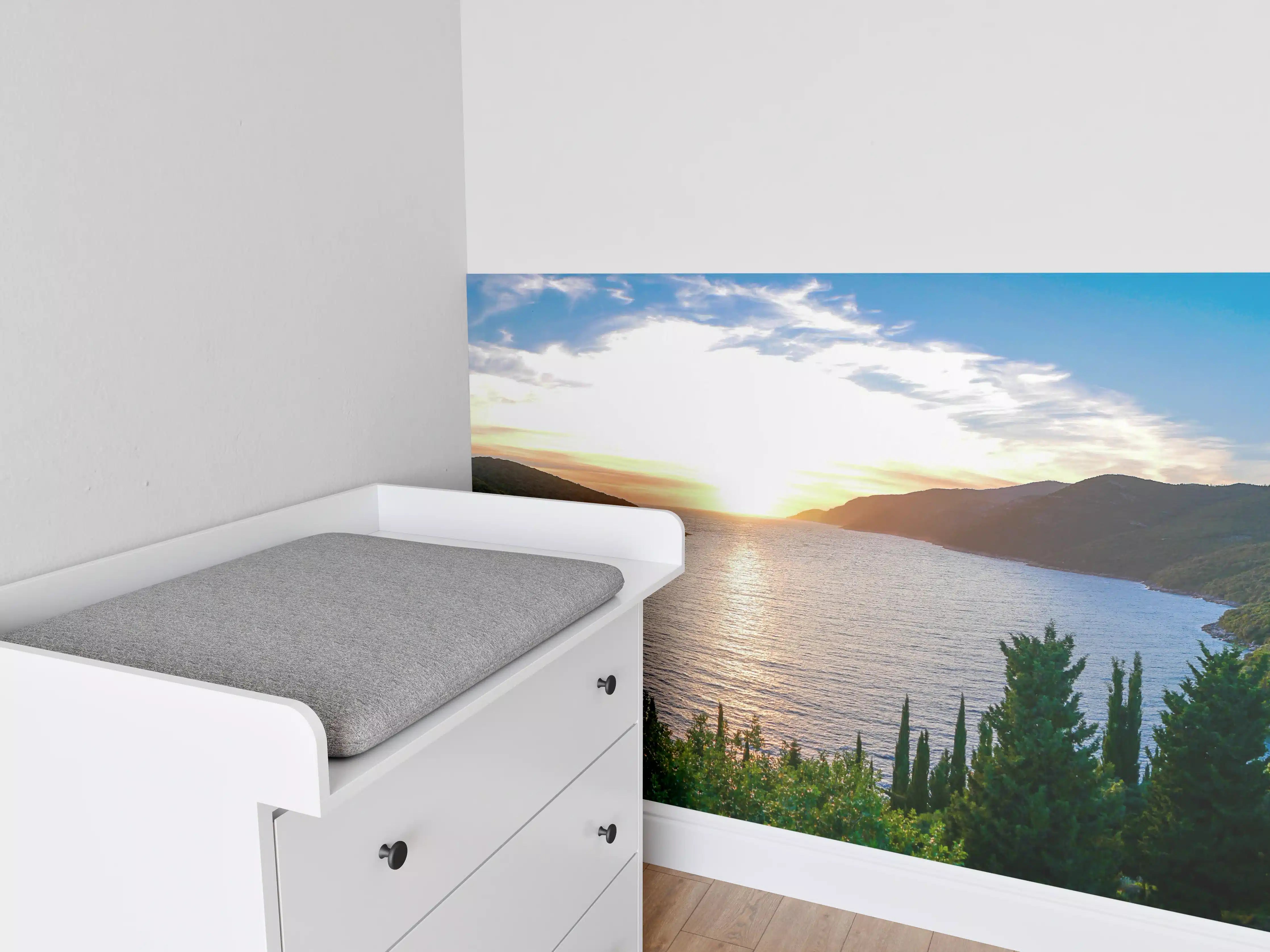 Babyzimmer Wandgestaltung - Blick auf einen See bei Sonnenuntergang inmitten grüner Hügel