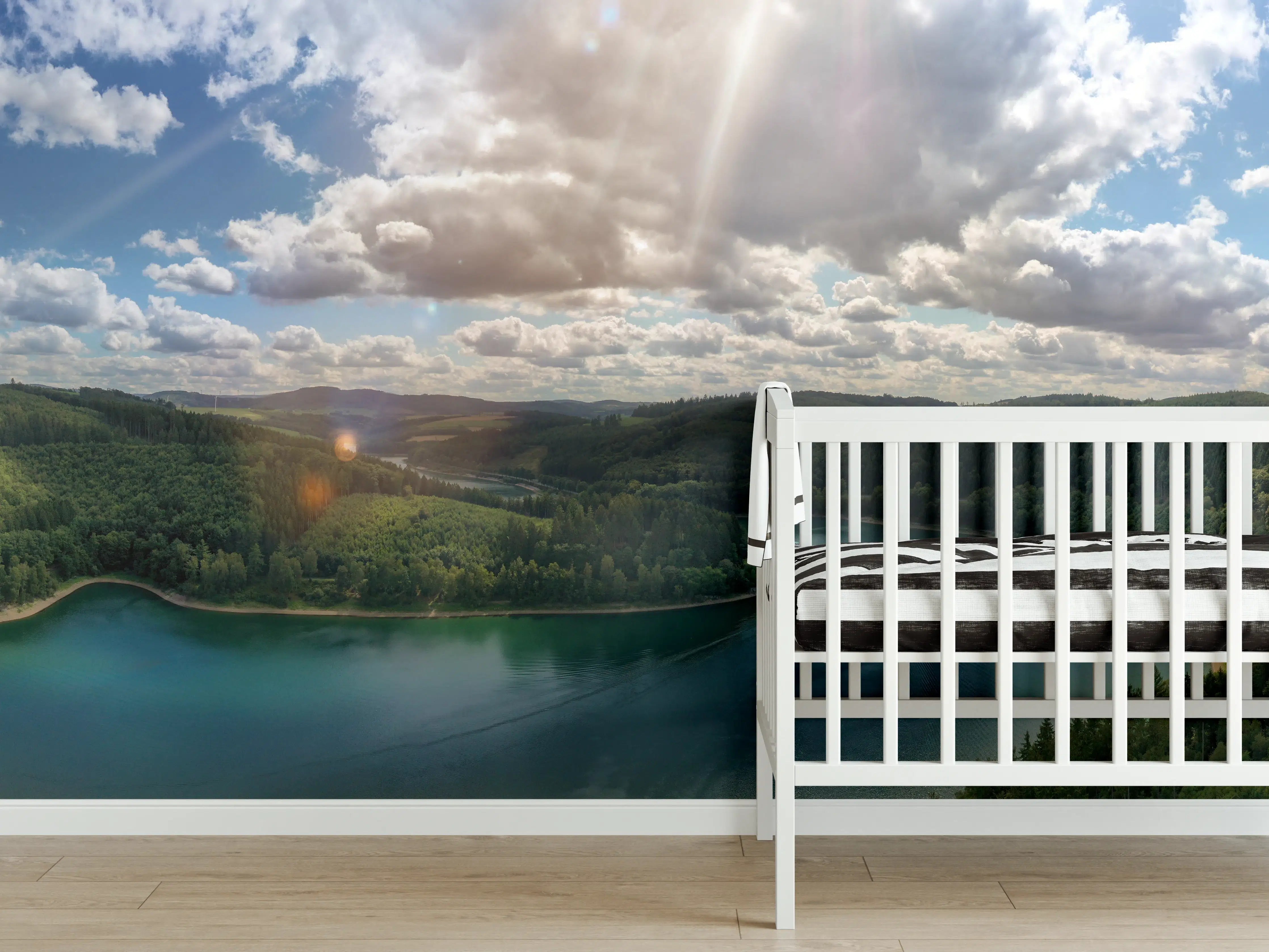 Babyzimmer Wandgestaltung - Blick über einen Seen- und Waldlandschaft bei Sonnenlicht