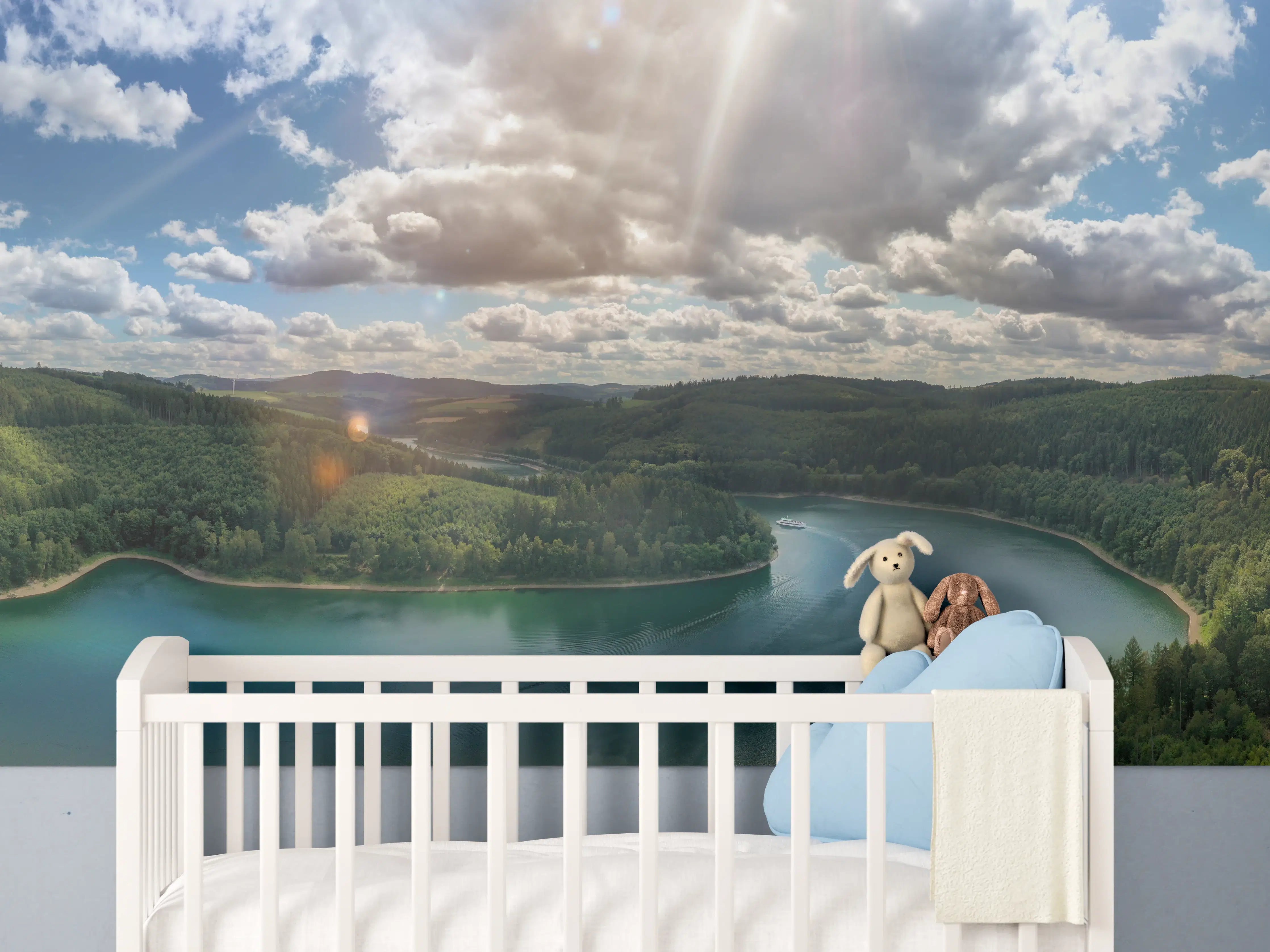 Babyzimmer Wandgestaltung - Blick über einen Seen- und Waldlandschaft bei Sonnenlicht
