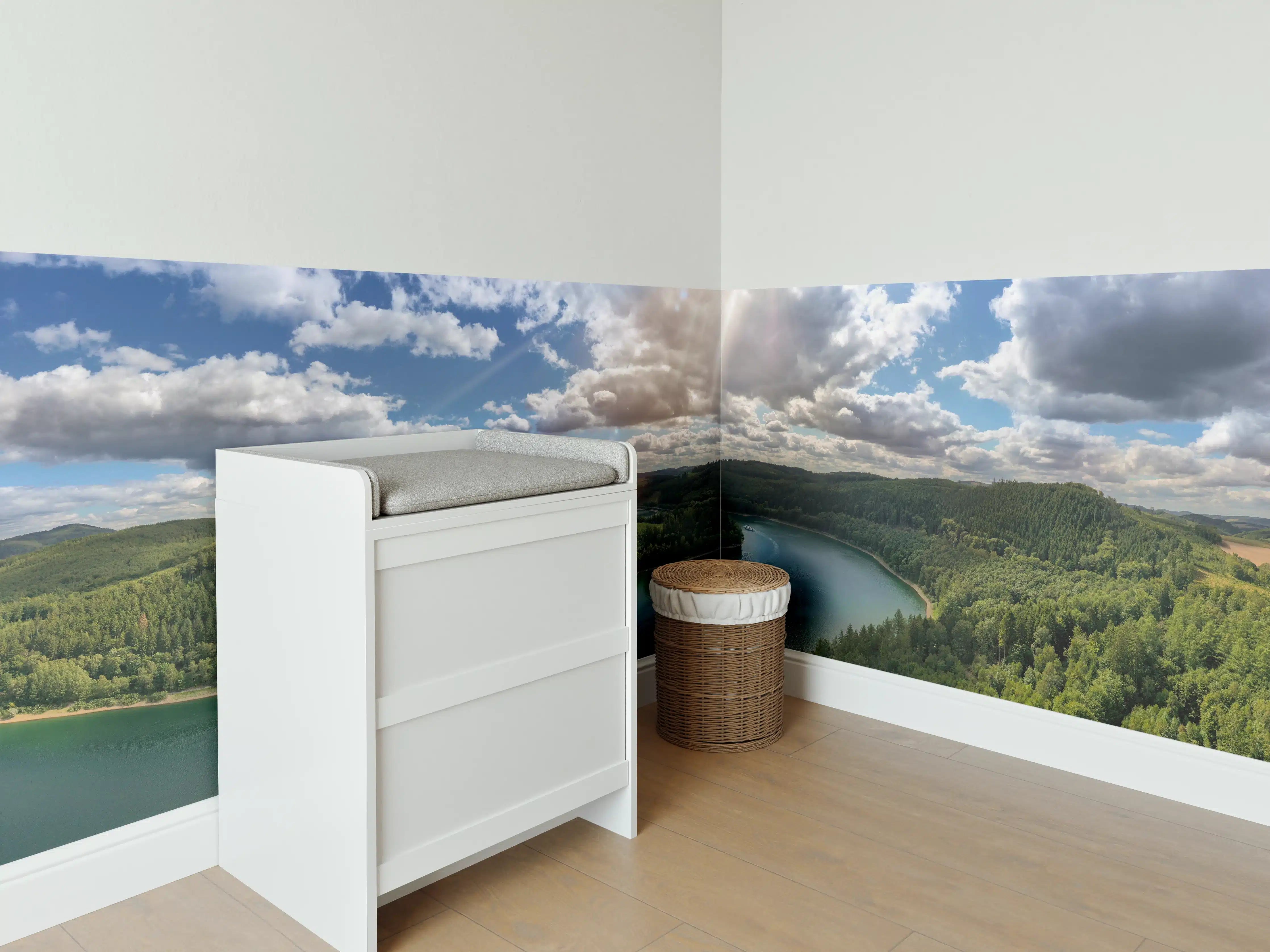 Babyzimmer Wandgestaltung - Blick über einen Seen- und Waldlandschaft bei Sonnenlicht