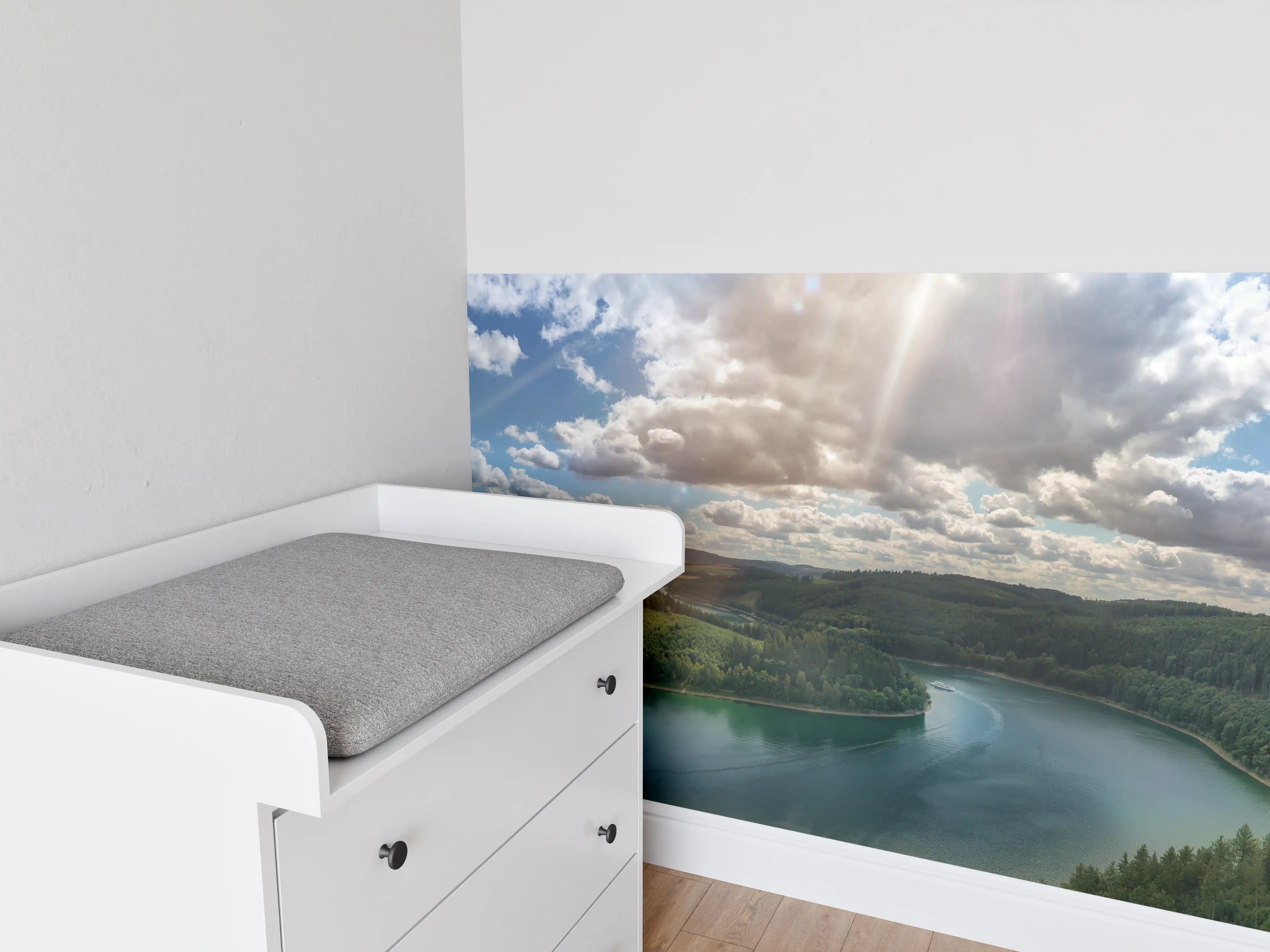 Babyzimmer Wandgestaltung - Blick über einen Seen- und Waldlandschaft bei Sonnenlicht