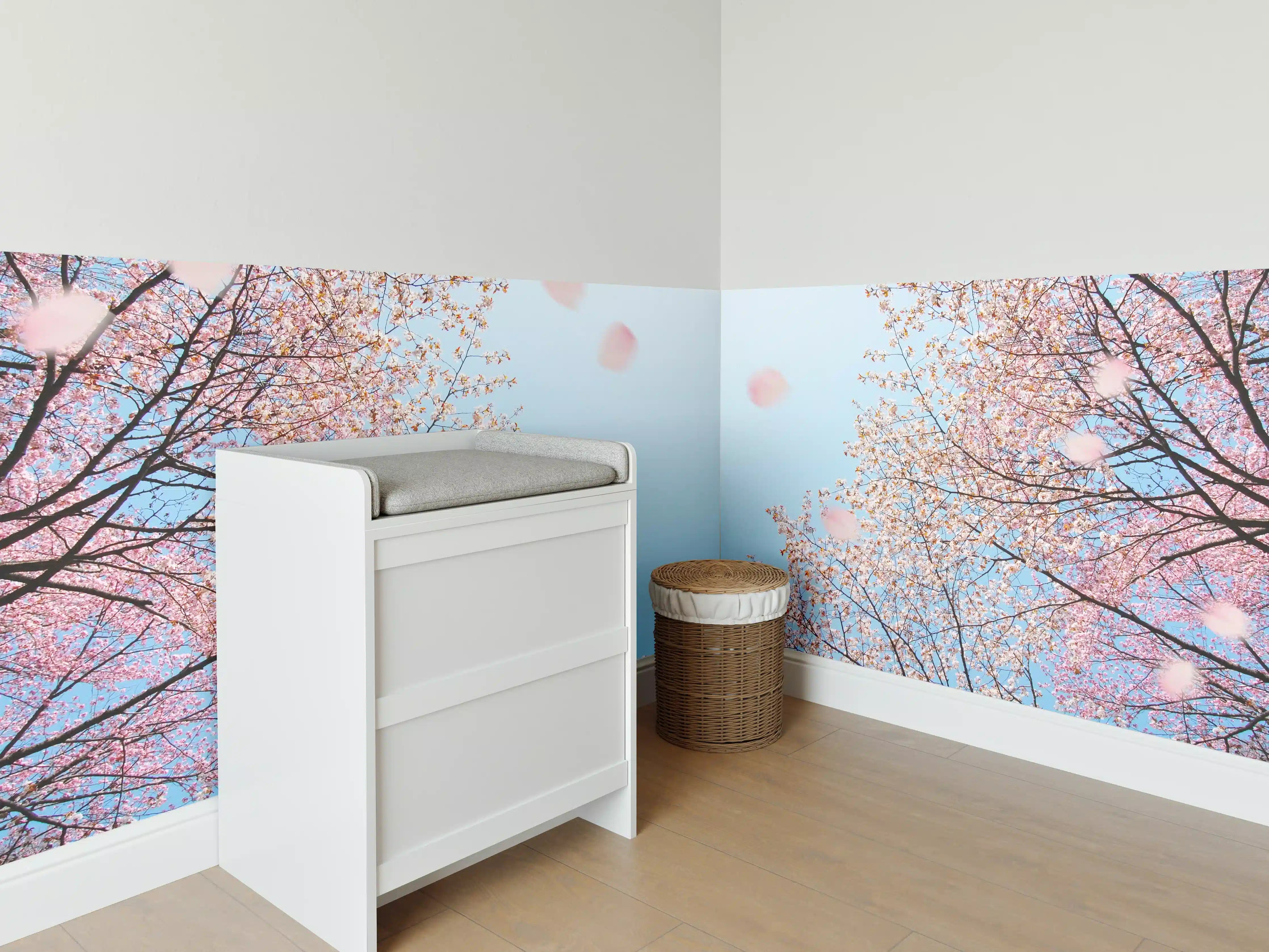 Babyzimmer Wandgestaltung - Blühende Kirschbäume unter blauem Himmel