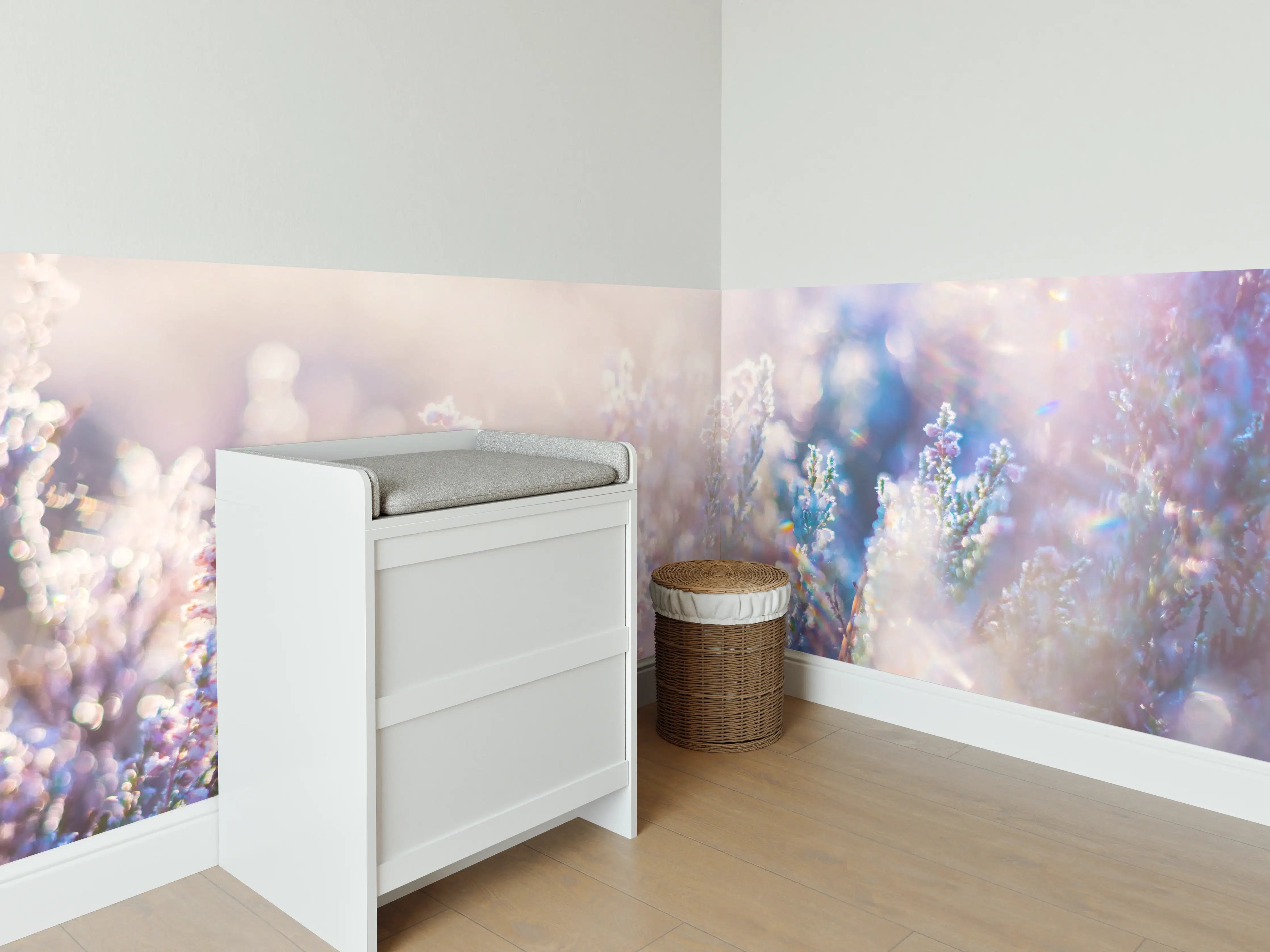 Babyzimmer Wandgestaltung - Blühende Lavendelwiesen in sanften Pastellfarben